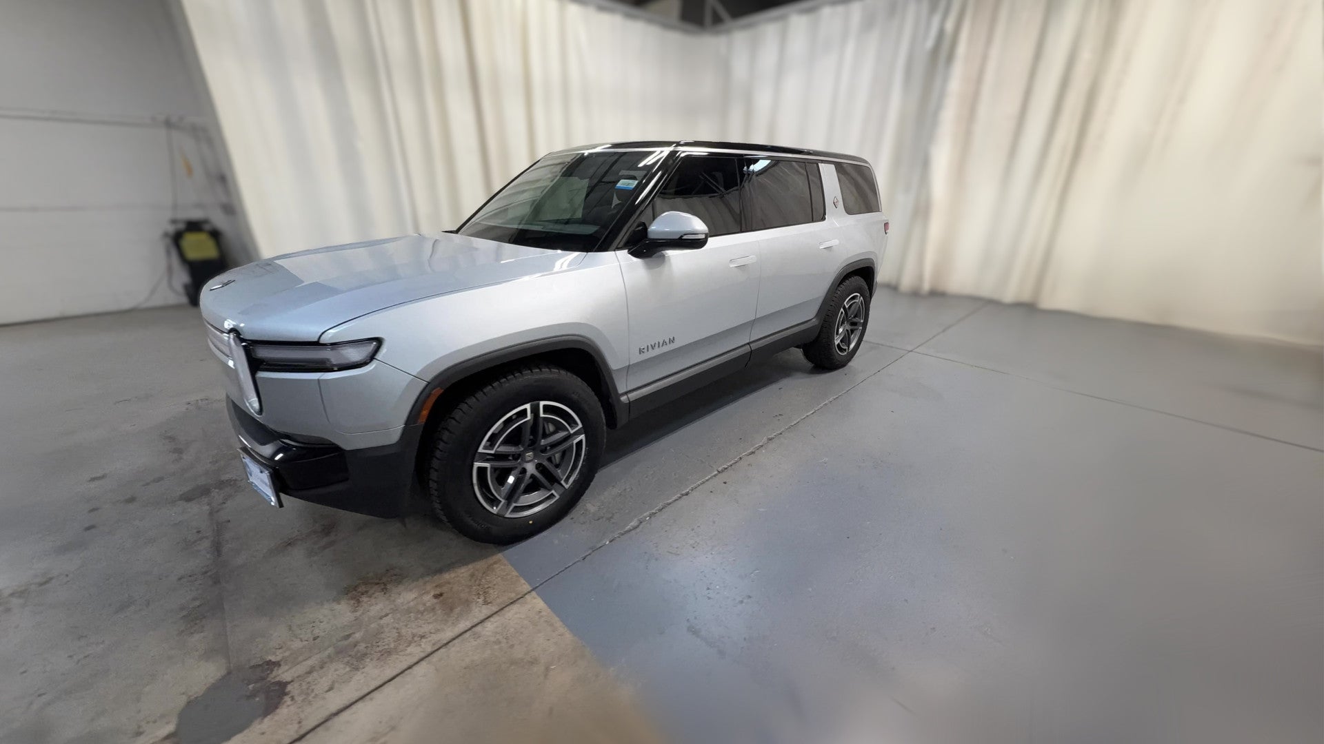 2025 Rivian R1S vehicle photo