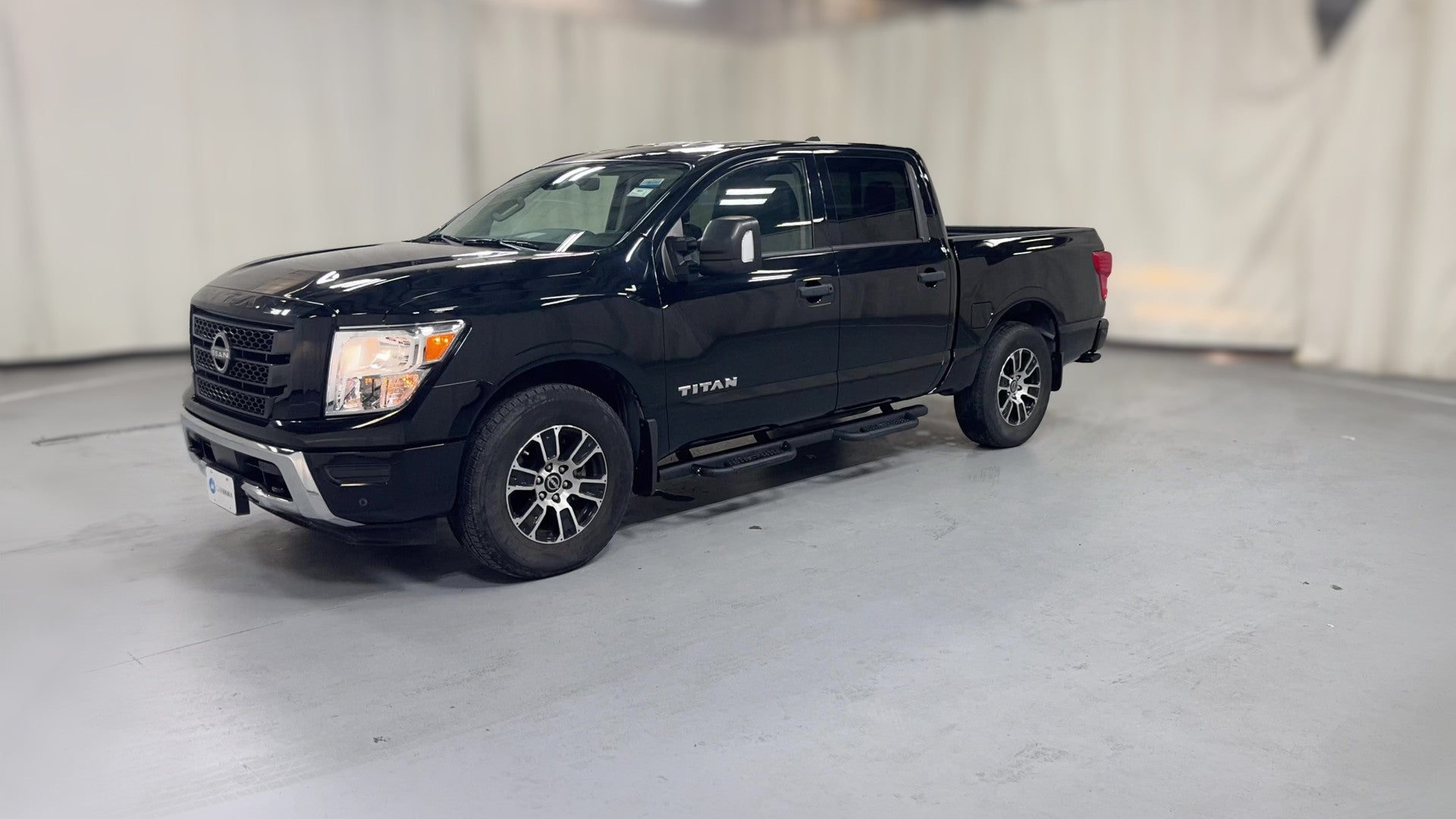 2023 Nissan Titan Crew Cab vehicle photo