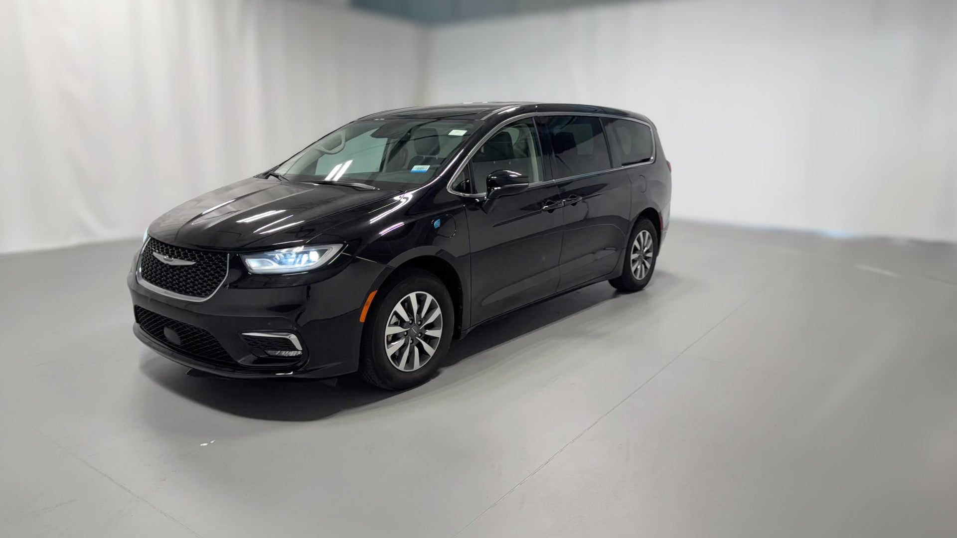 2024 Chrysler Pacifica Hybrid vehicle photo