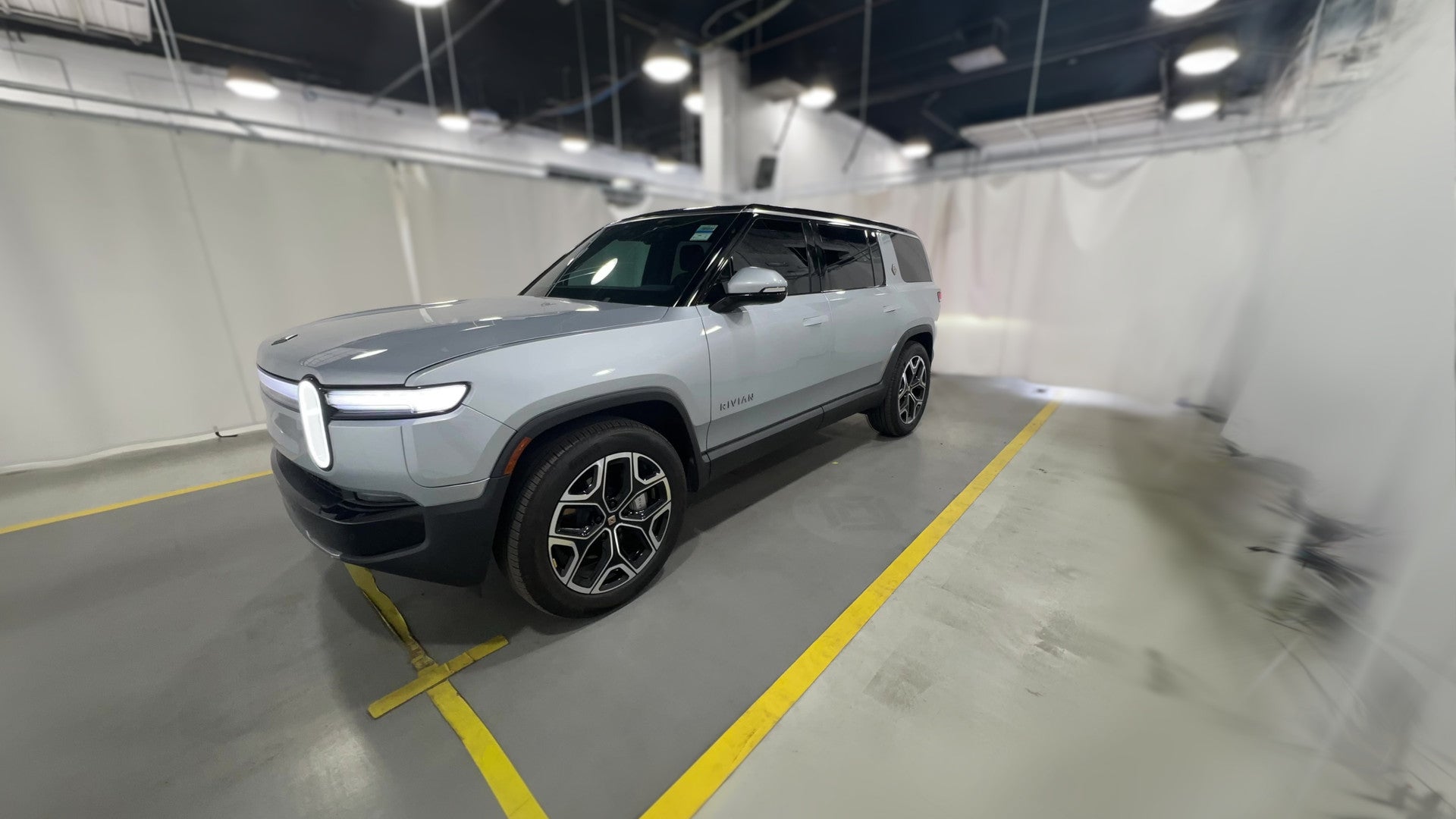 2025 Rivian R1S vehicle photo