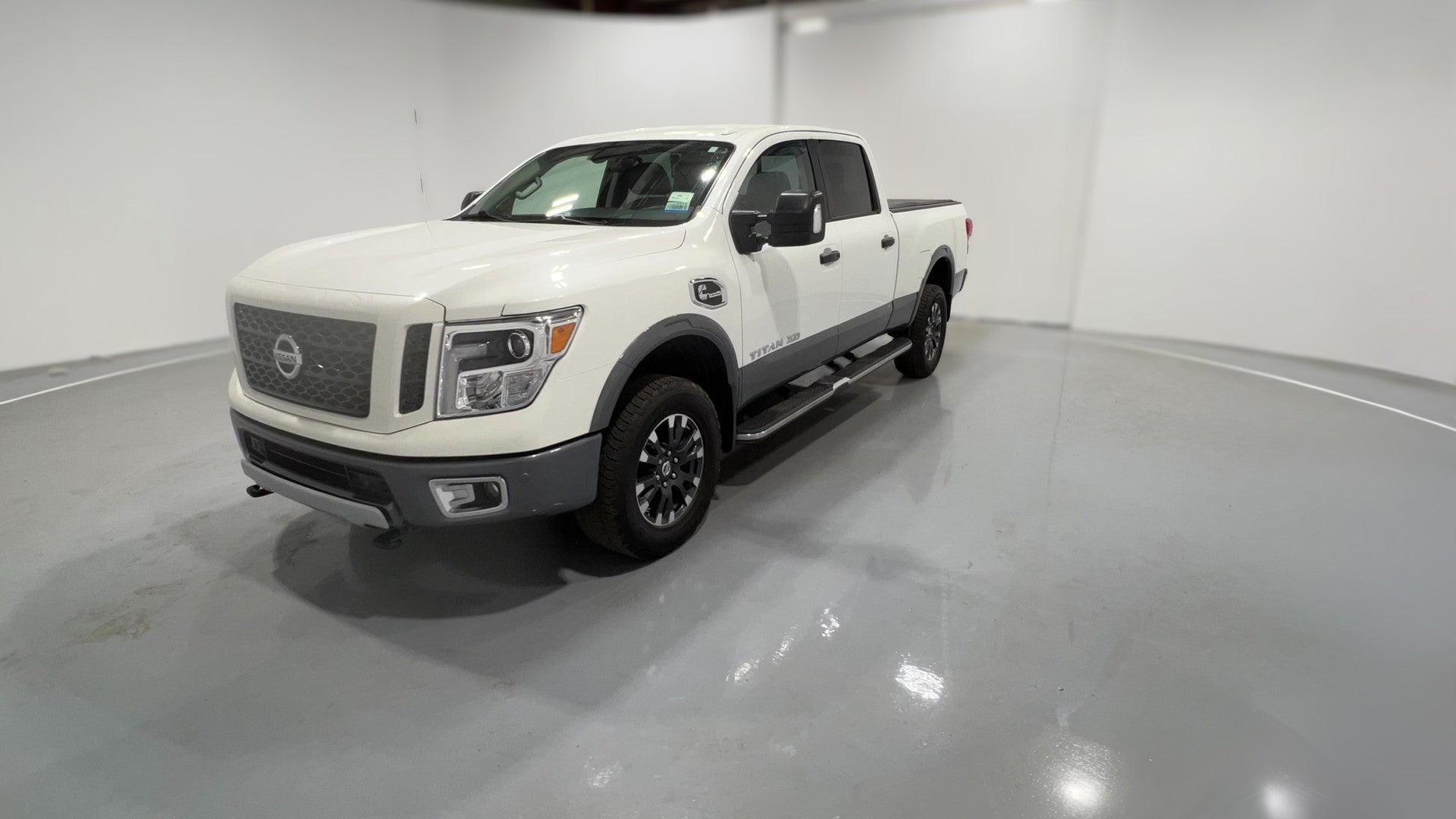 2018 Nissan TITAN XD Crew Cab vehicle photo