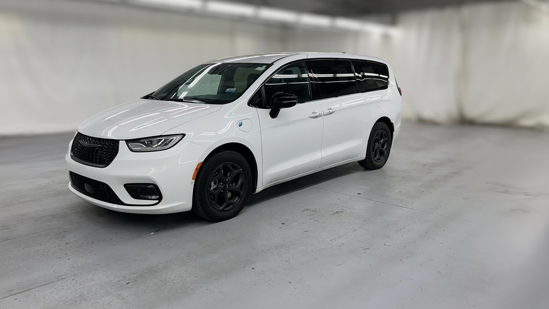 2024 Chrysler Pacifica Hybrid vehicle photo