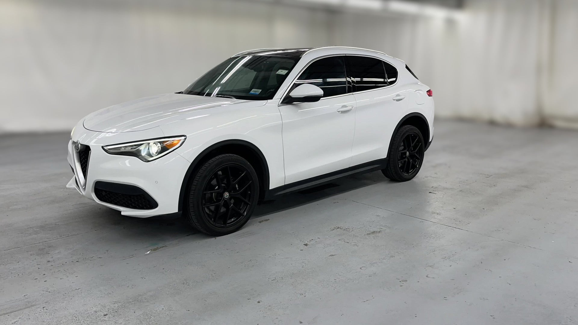 2019 Alfa Romeo Stelvio vehicle photo
