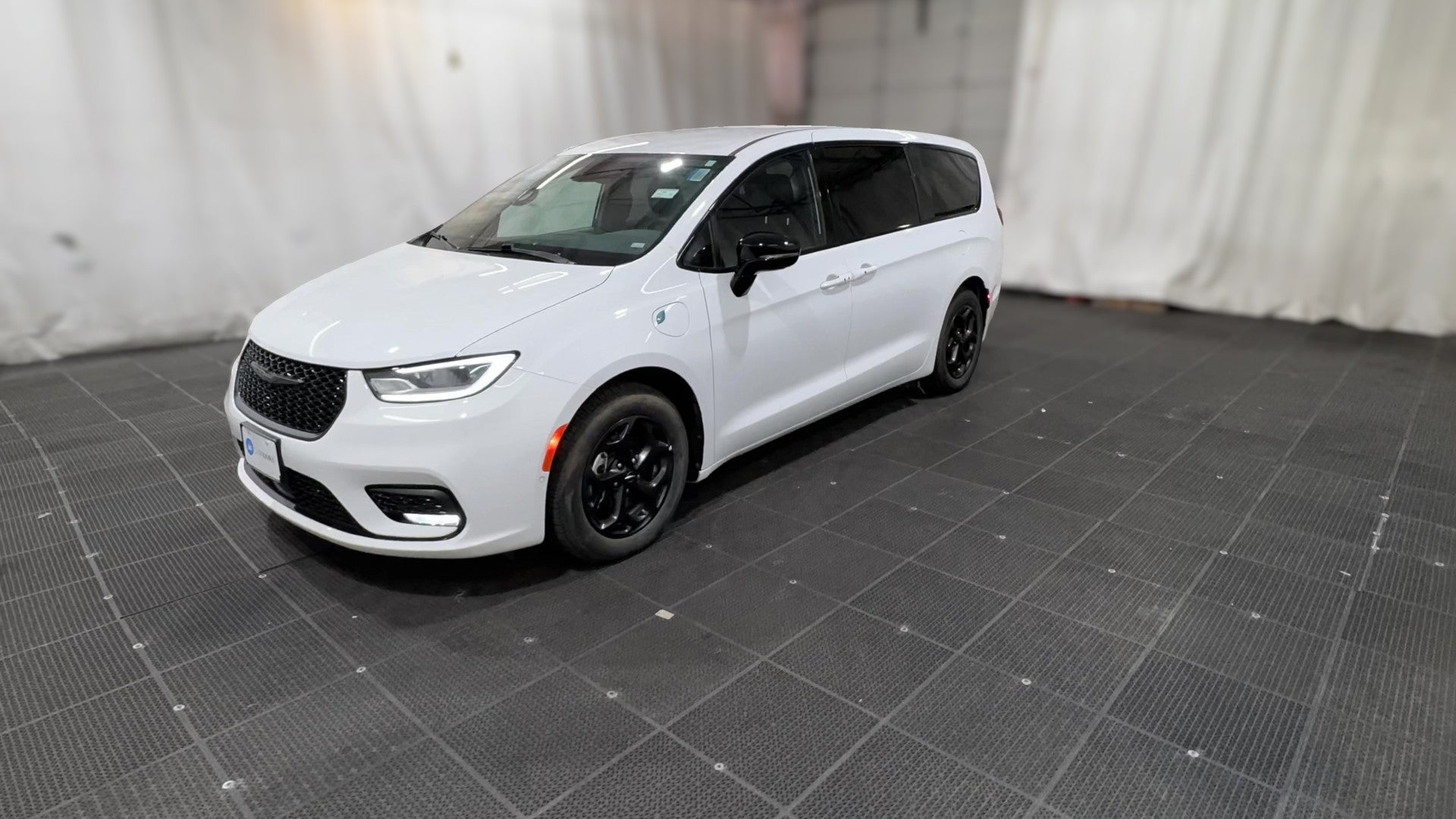 2024 Chrysler Pacifica Hybrid vehicle photo