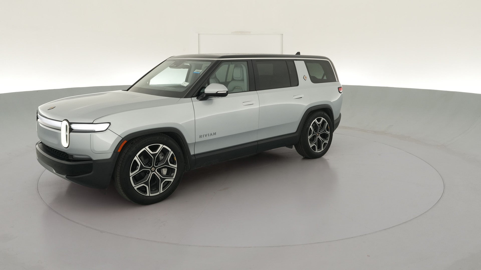 2025 Rivian R1S vehicle photo