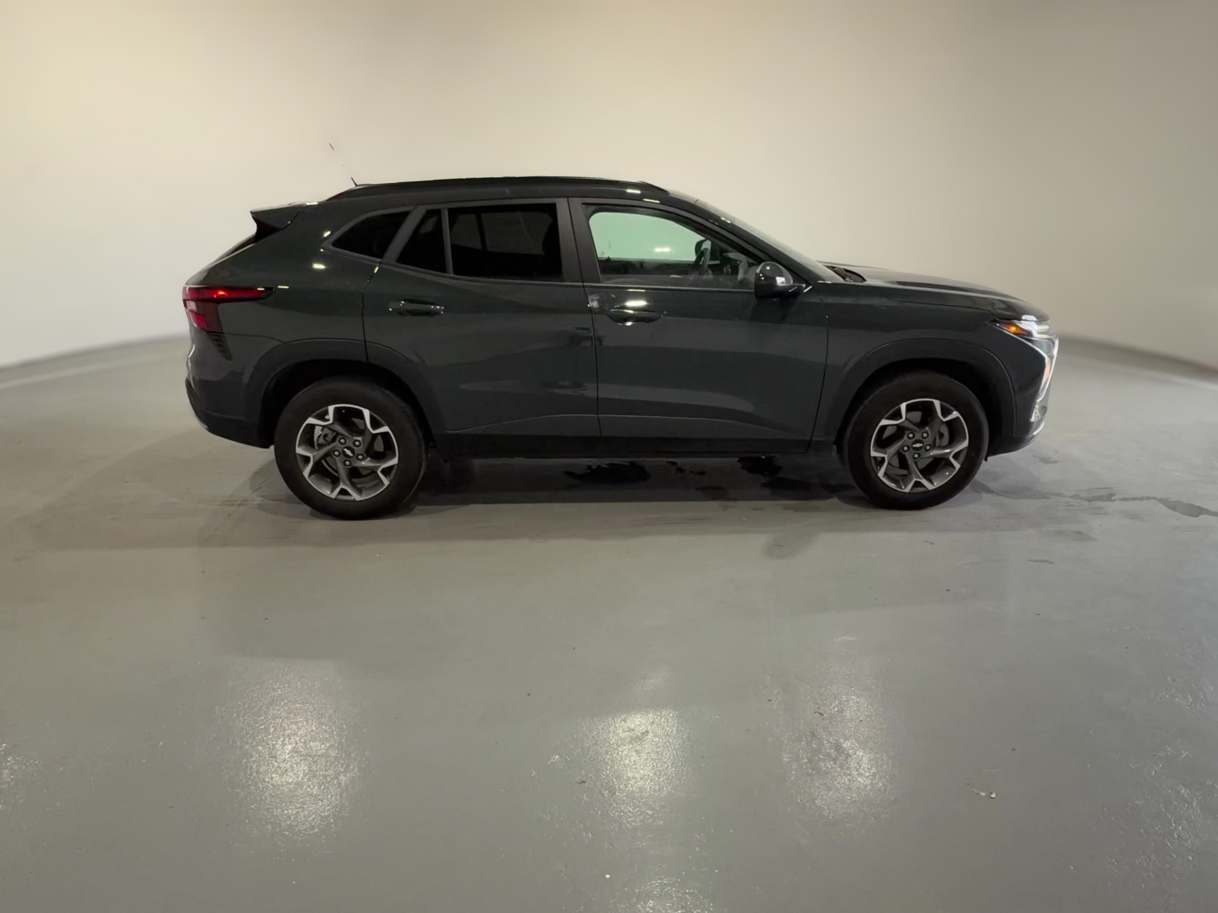 2025 Chevrolet Trax LT - Photo 30