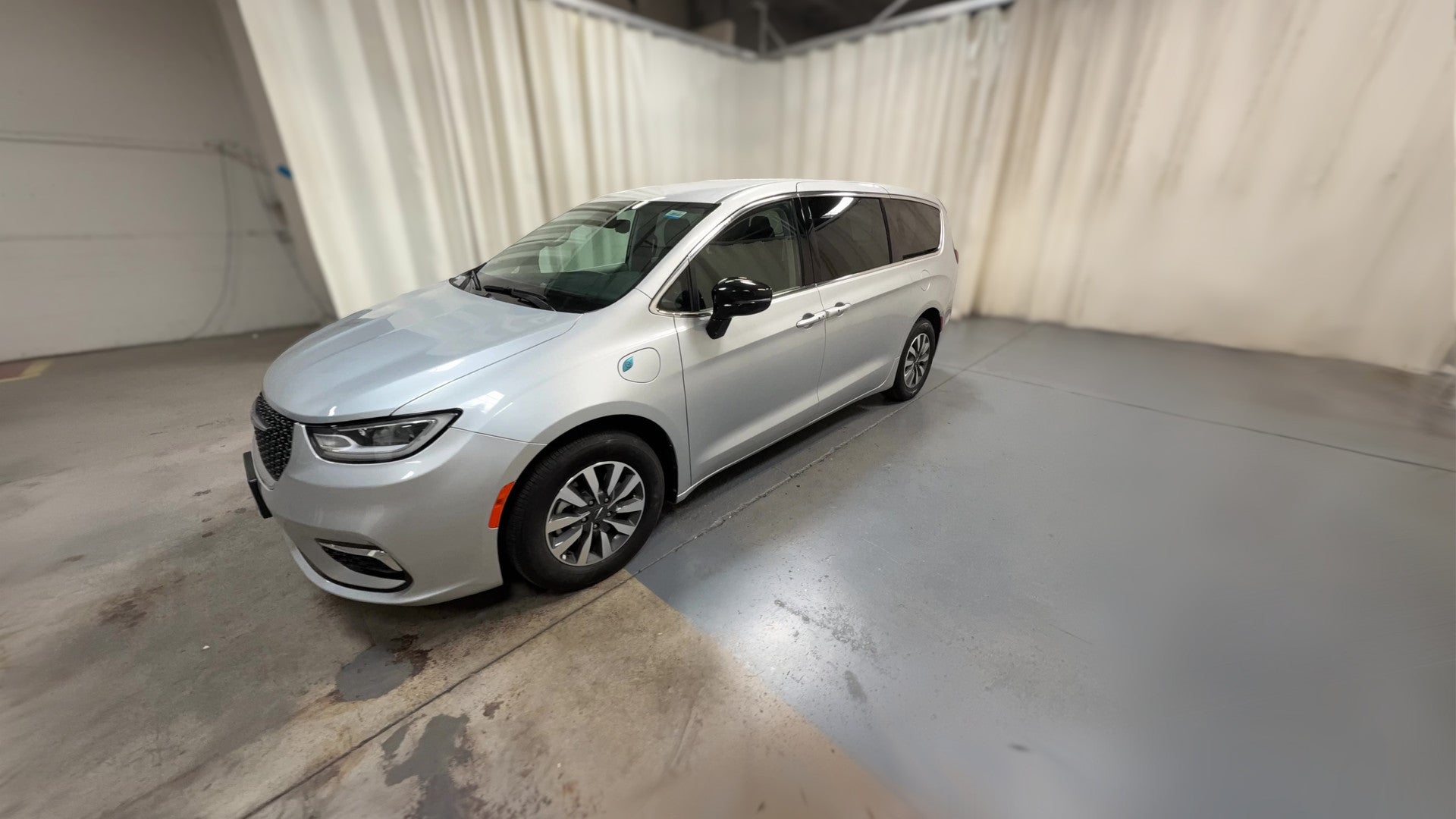 2024 Chrysler Pacifica Hybrid vehicle photo