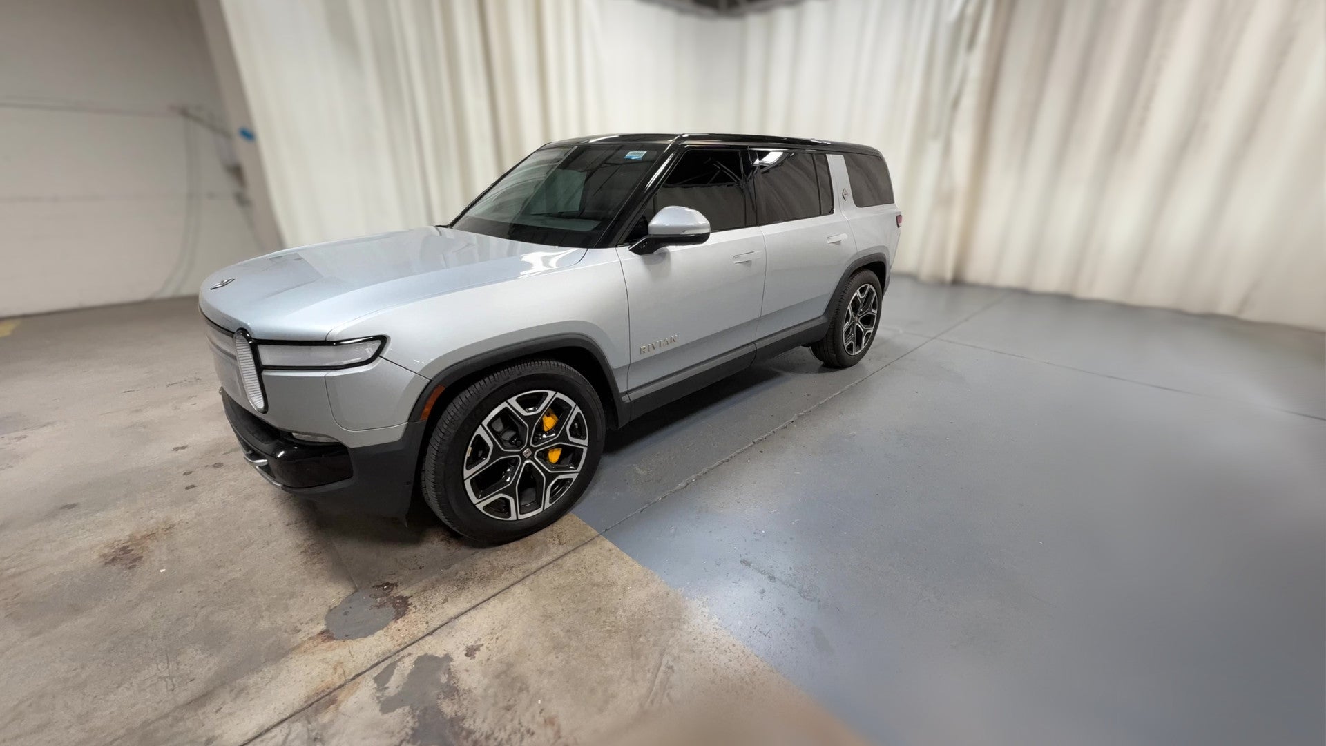 2023 Rivian R1S vehicle photo
