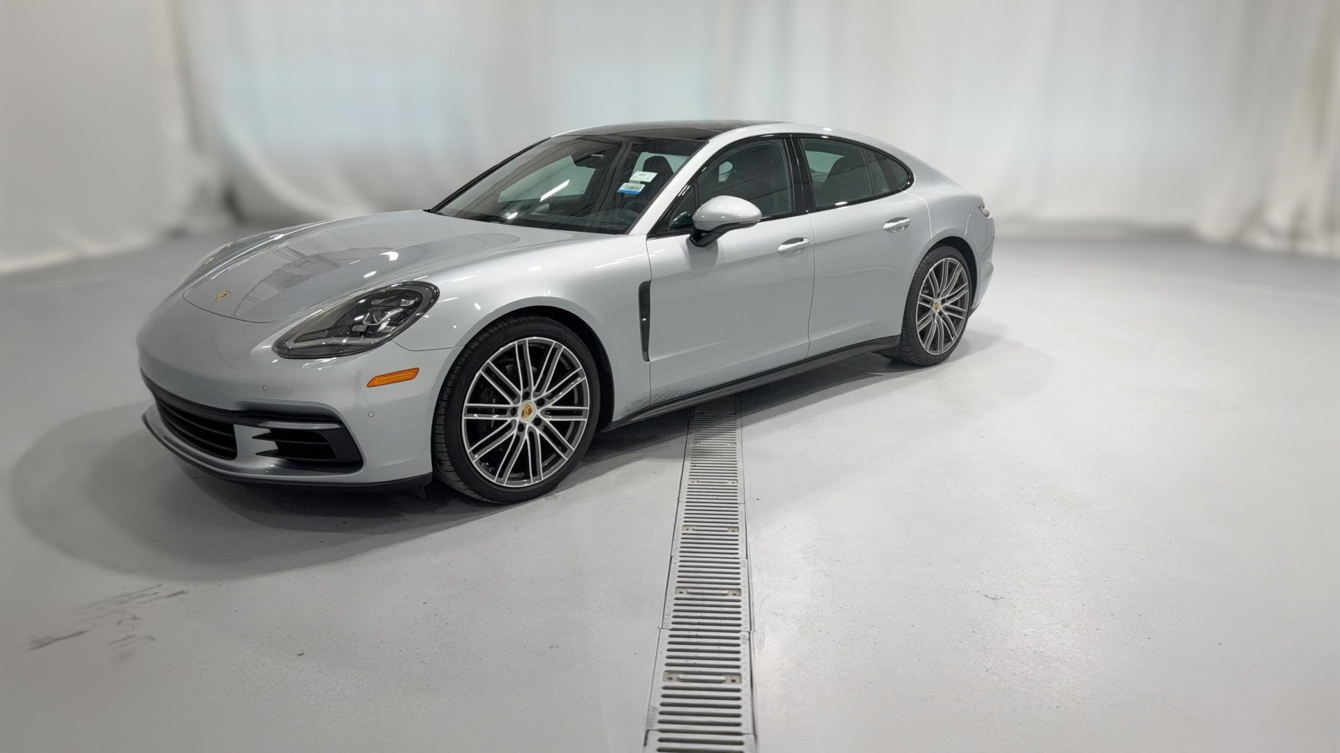 2018 Porsche Panamera vehicle photo