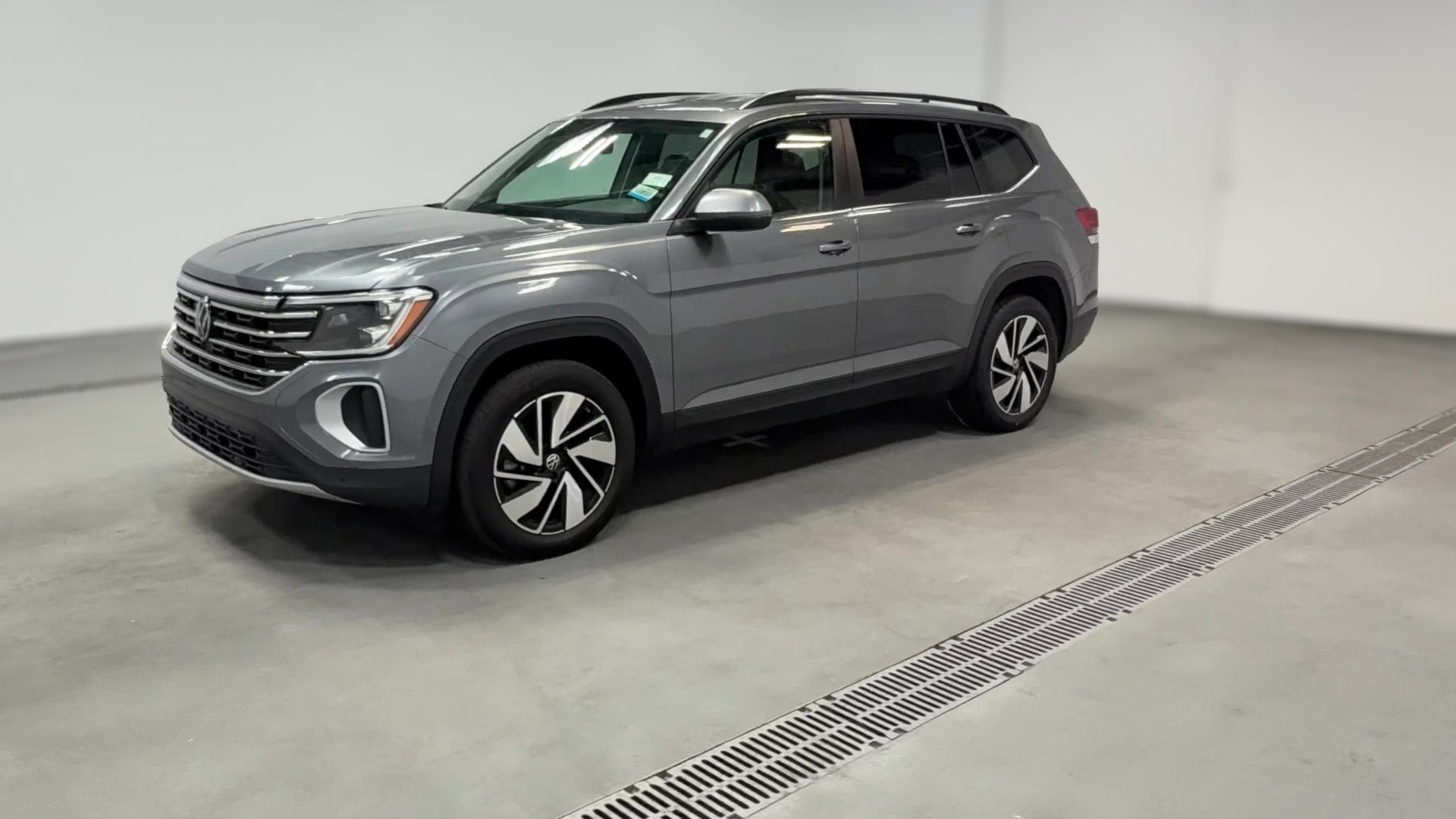 2025 Volkswagen Atlas vehicle photo