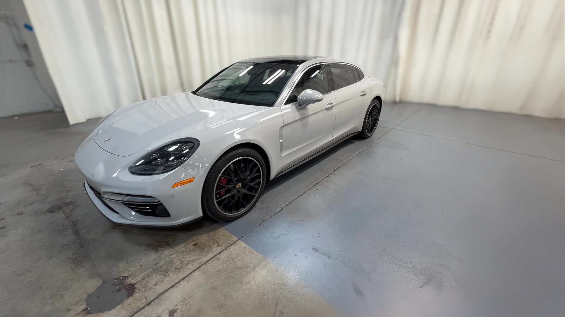 2018 Porsche Panamera vehicle photo