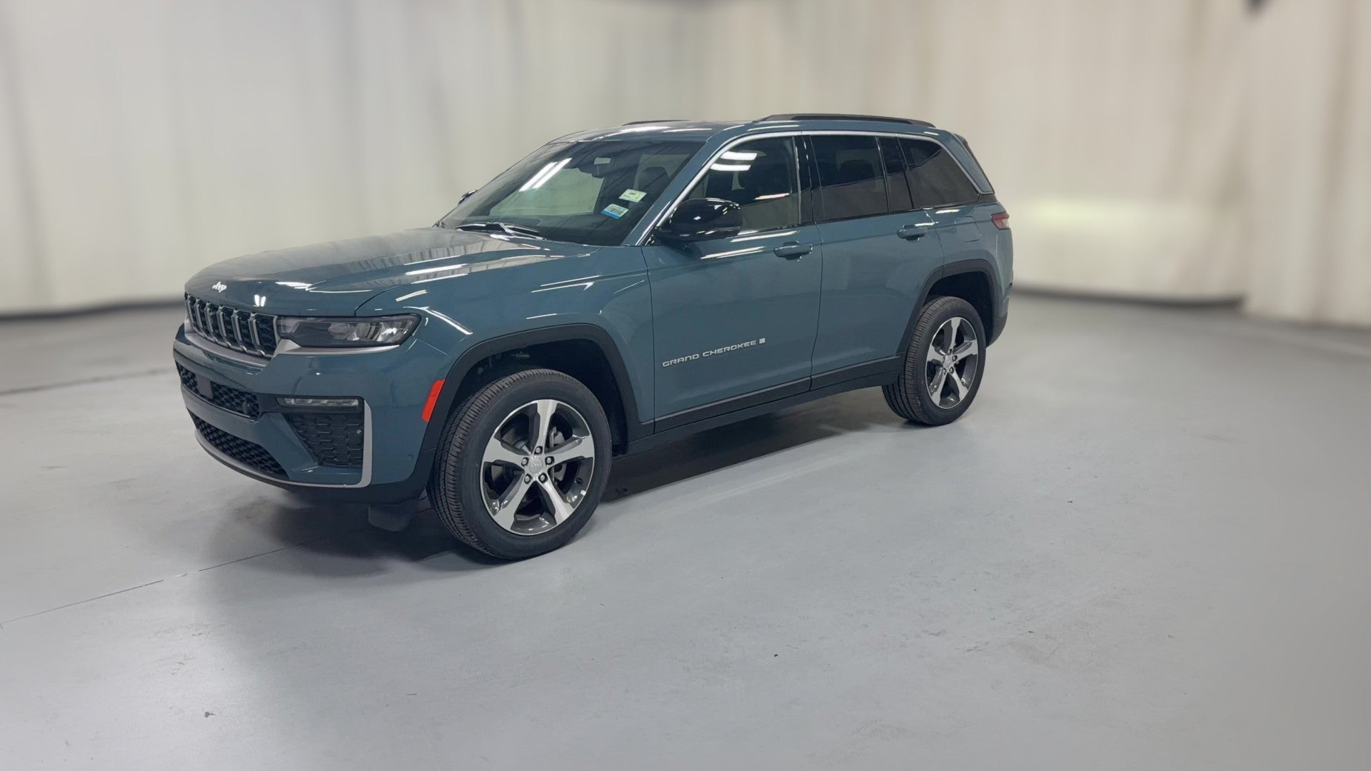 2026 Jeep Grand Cherokee vehicle photo