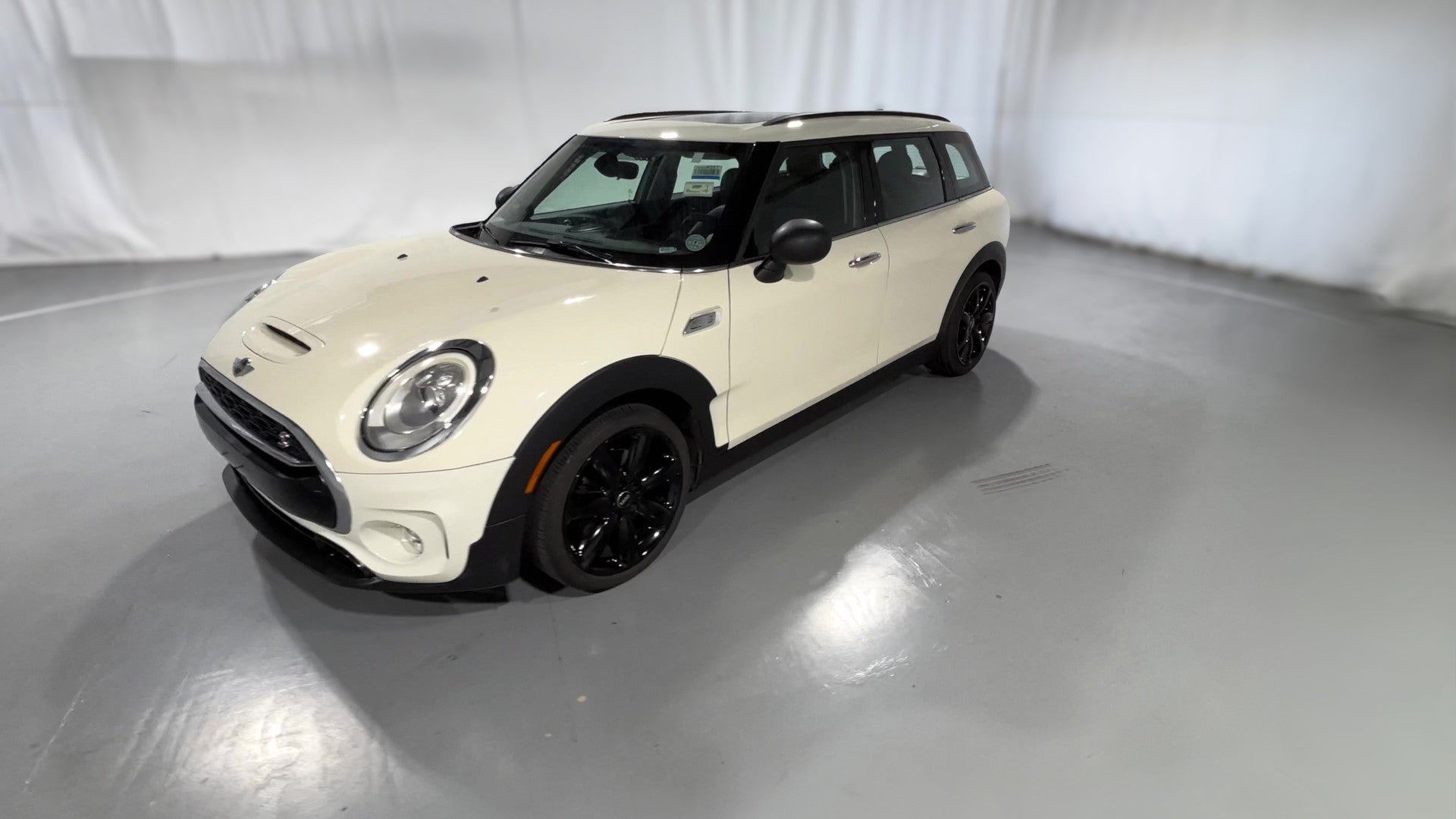 2017 MINI Clubman vehicle photo