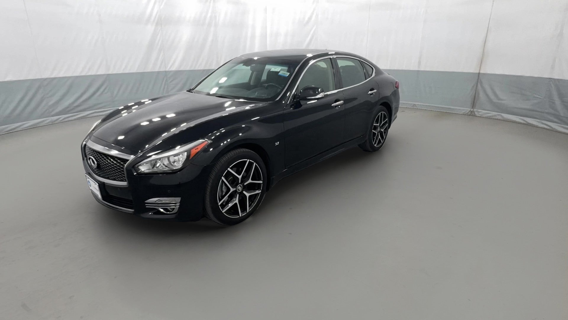 2018 INFINITI Q70 vehicle photo
