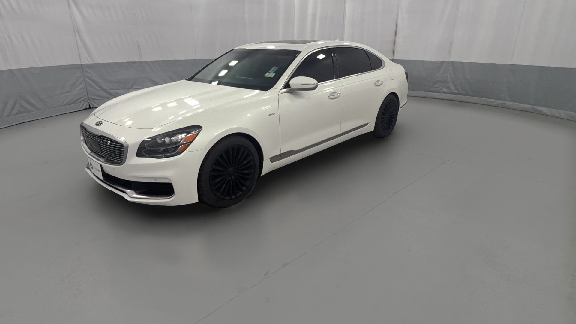 2019 Kia K900 vehicle photo