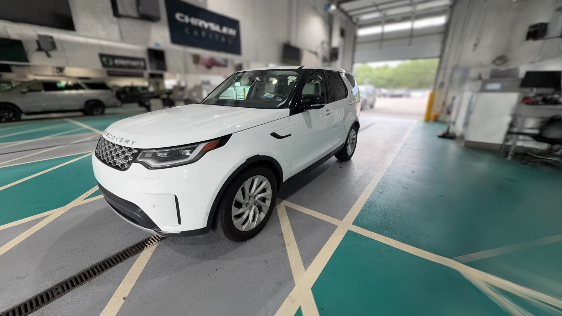 2025 Land Rover Discovery vehicle photo