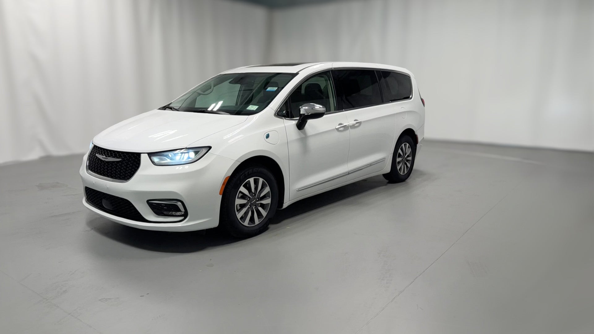 2023 Chrysler Pacifica Hybrid vehicle photo