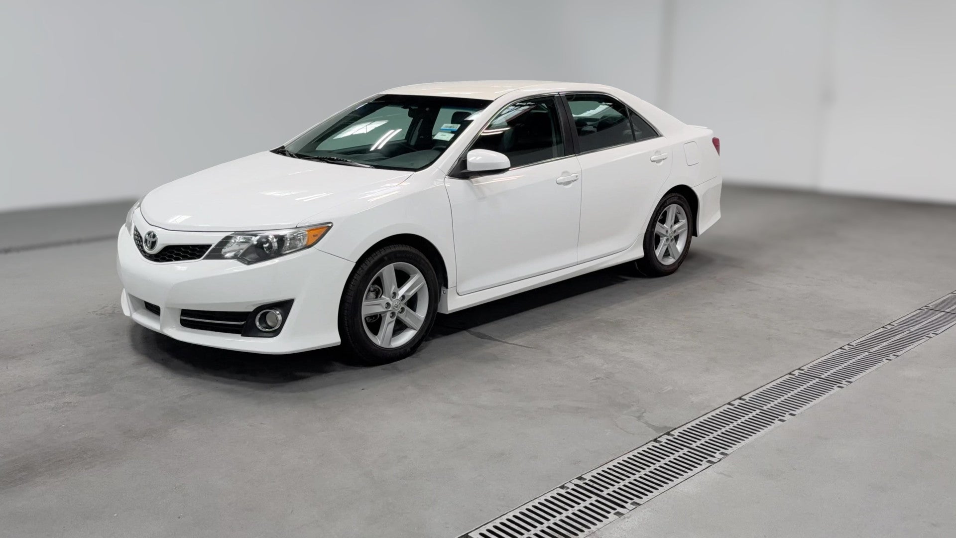 2014 Toyota Camry vehicle photo