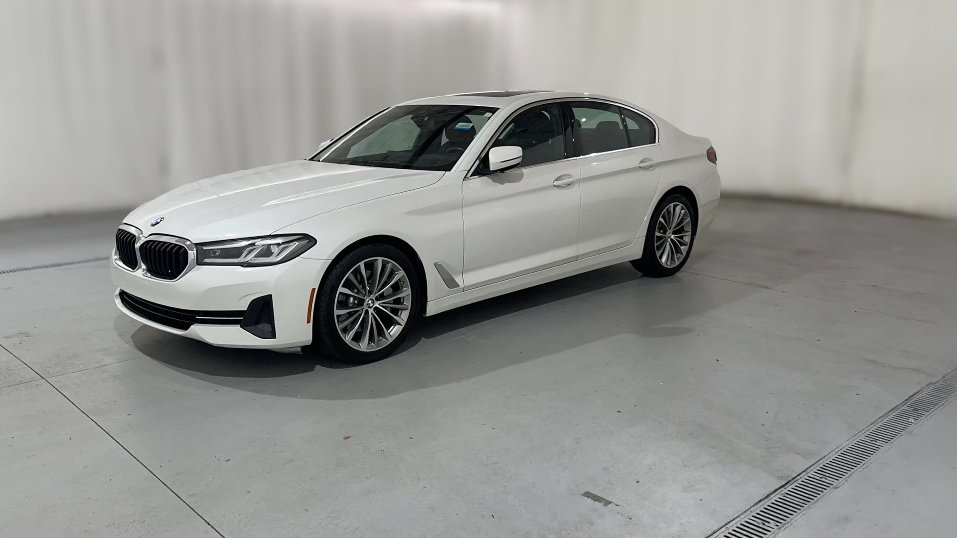 2022 BMW 5 Series vehicle photo