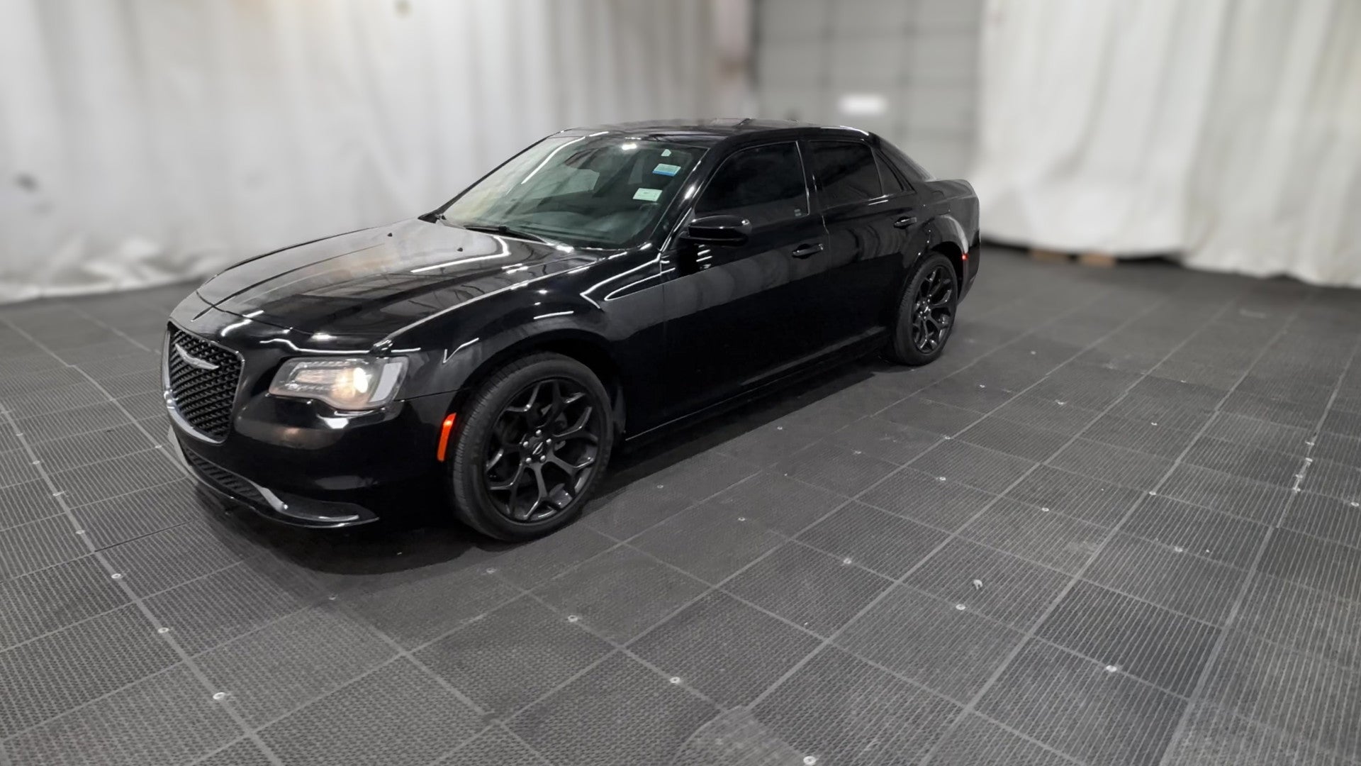 2019 Chrysler 300 vehicle photo