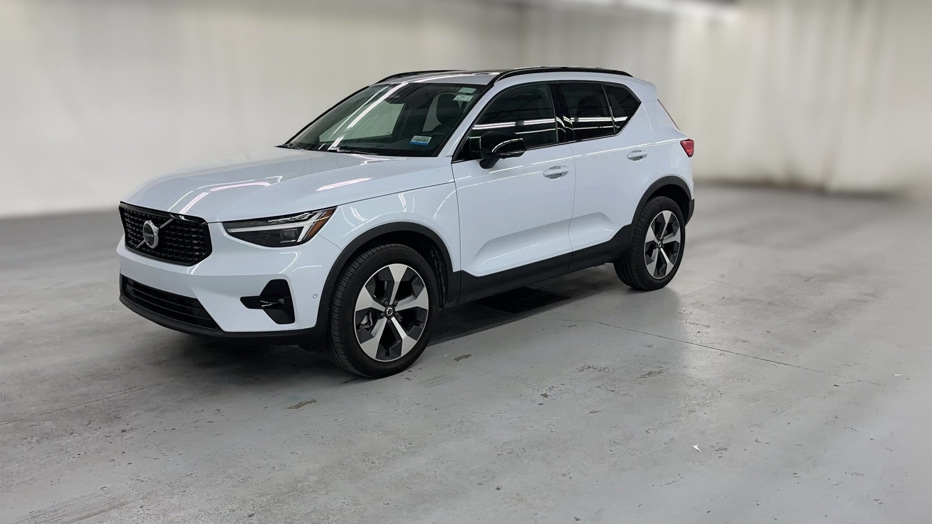 2026 Volvo XC40 vehicle photo