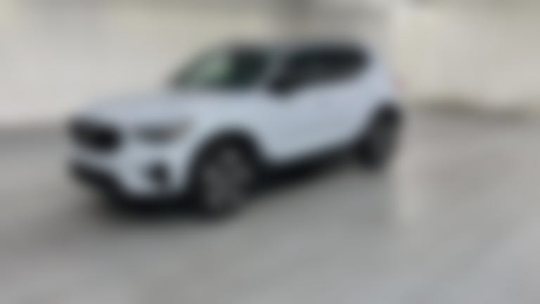2026 Volvo XC40 vehicle photo