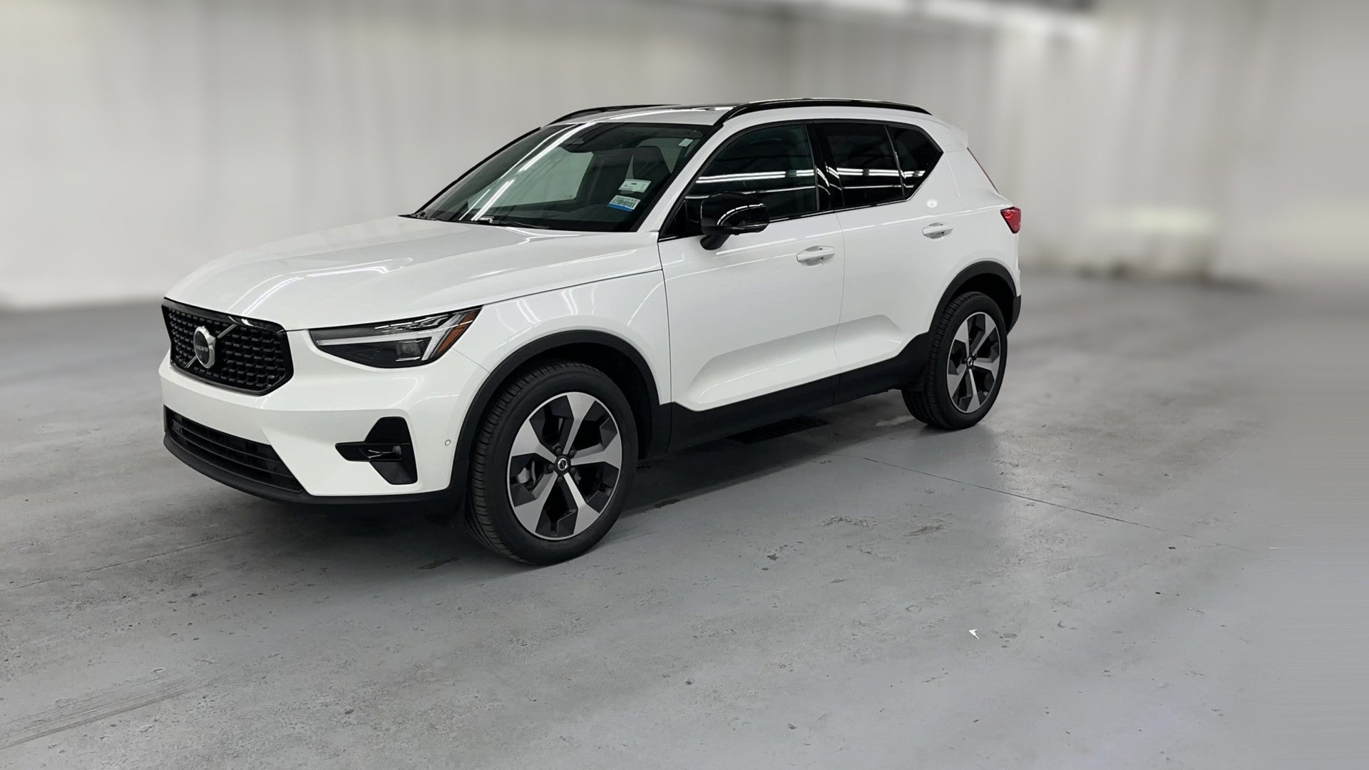 2026 Volvo XC40 vehicle photo