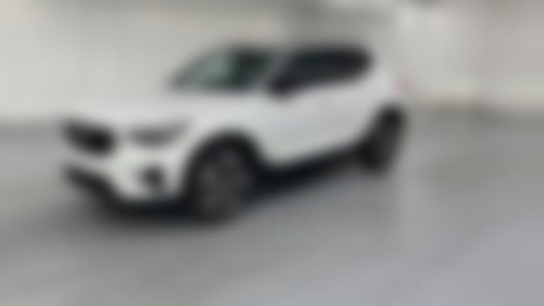 2026 Volvo XC40 vehicle photo