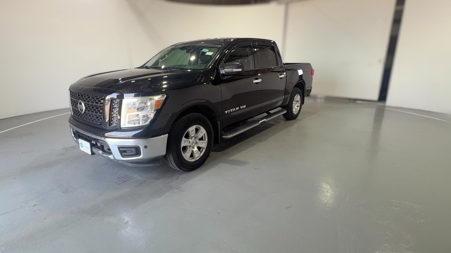 2019 Nissan Titan Crew Cab vehicle photo