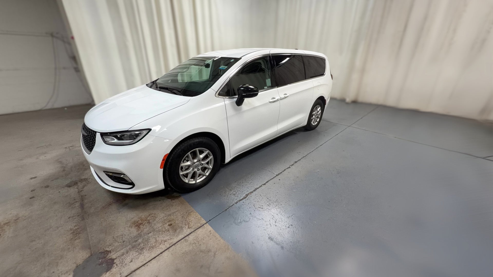 2024 Chrysler Pacifica vehicle photo
