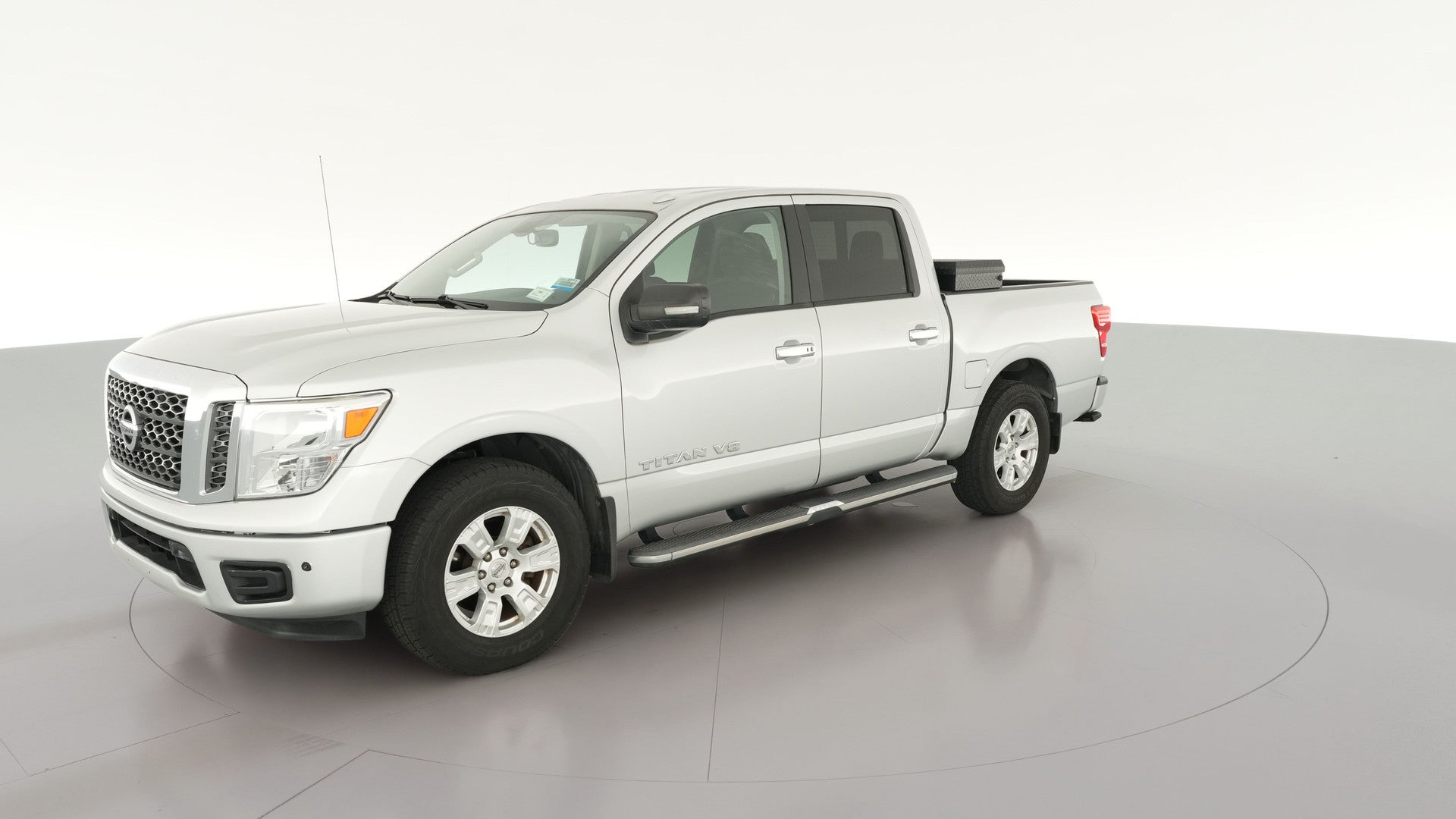2018 Nissan Titan Crew Cab vehicle photo