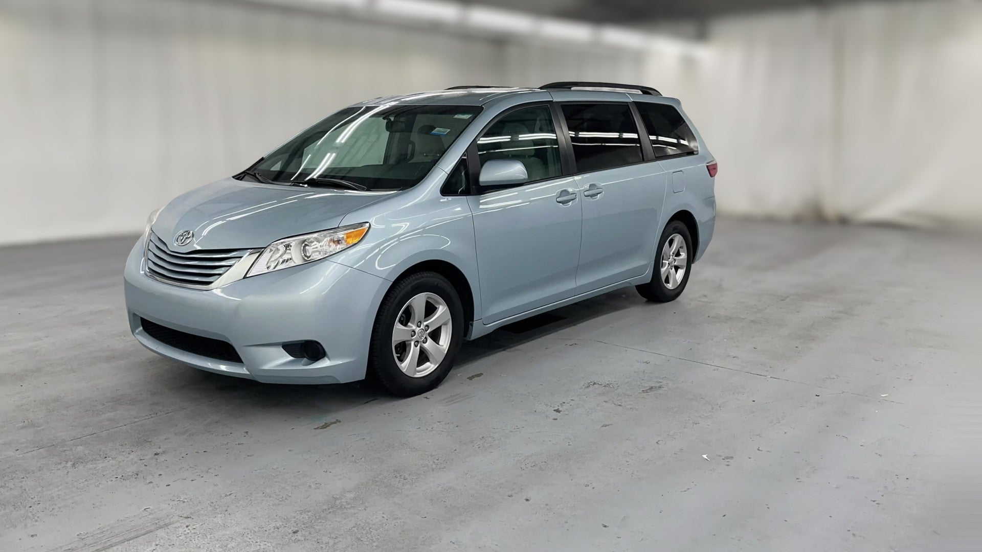 2017 Toyota Sienna vehicle photo
