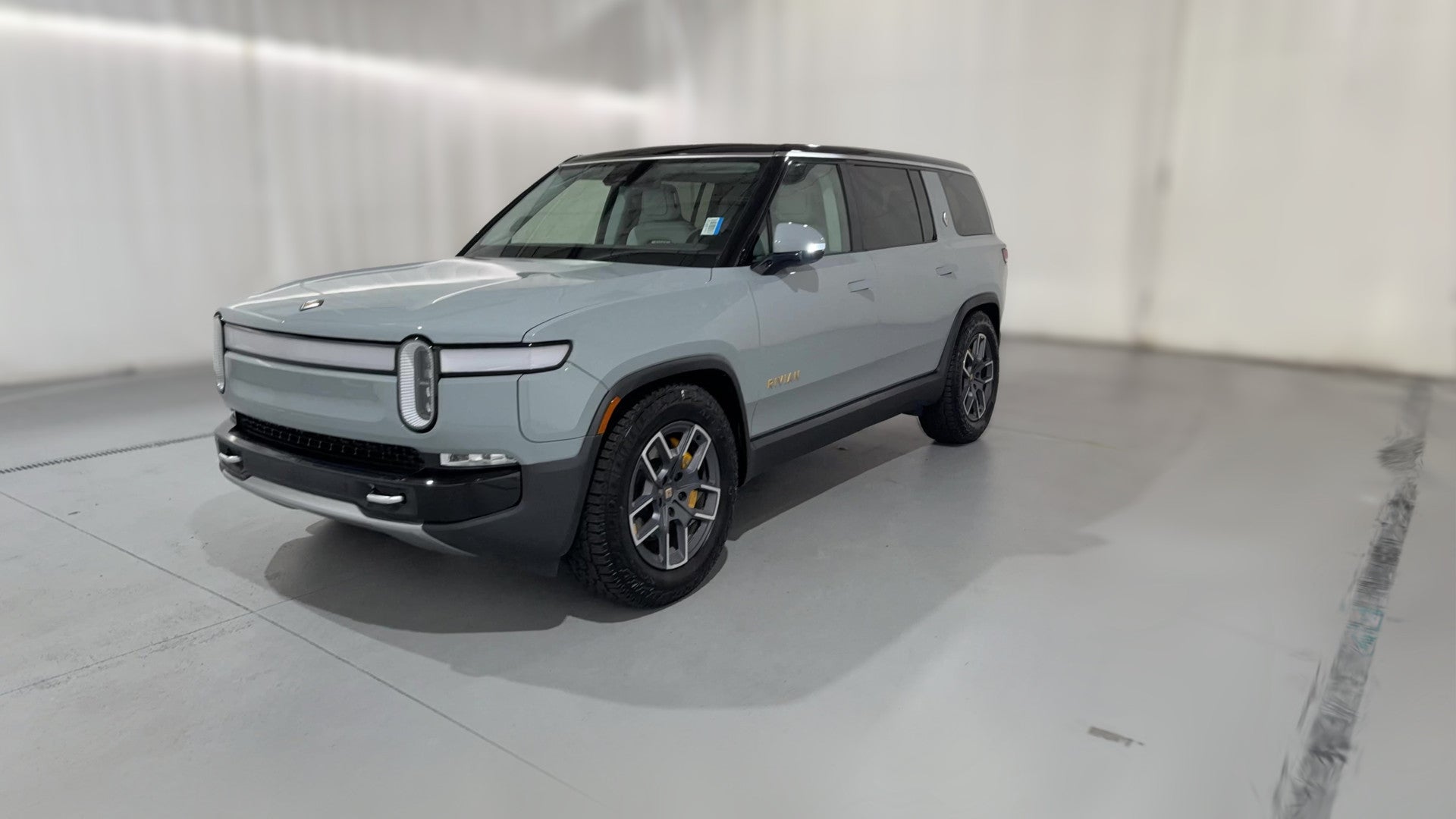 2023 Rivian R1S vehicle photo