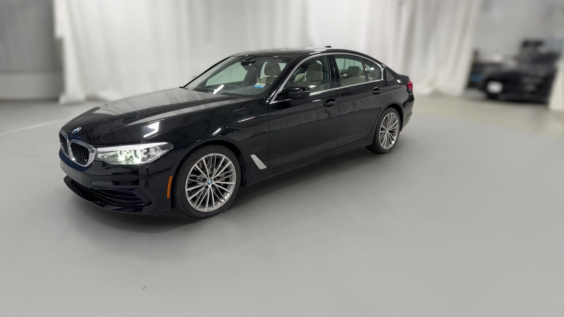 2019 BMW 5 Series vehicle photo