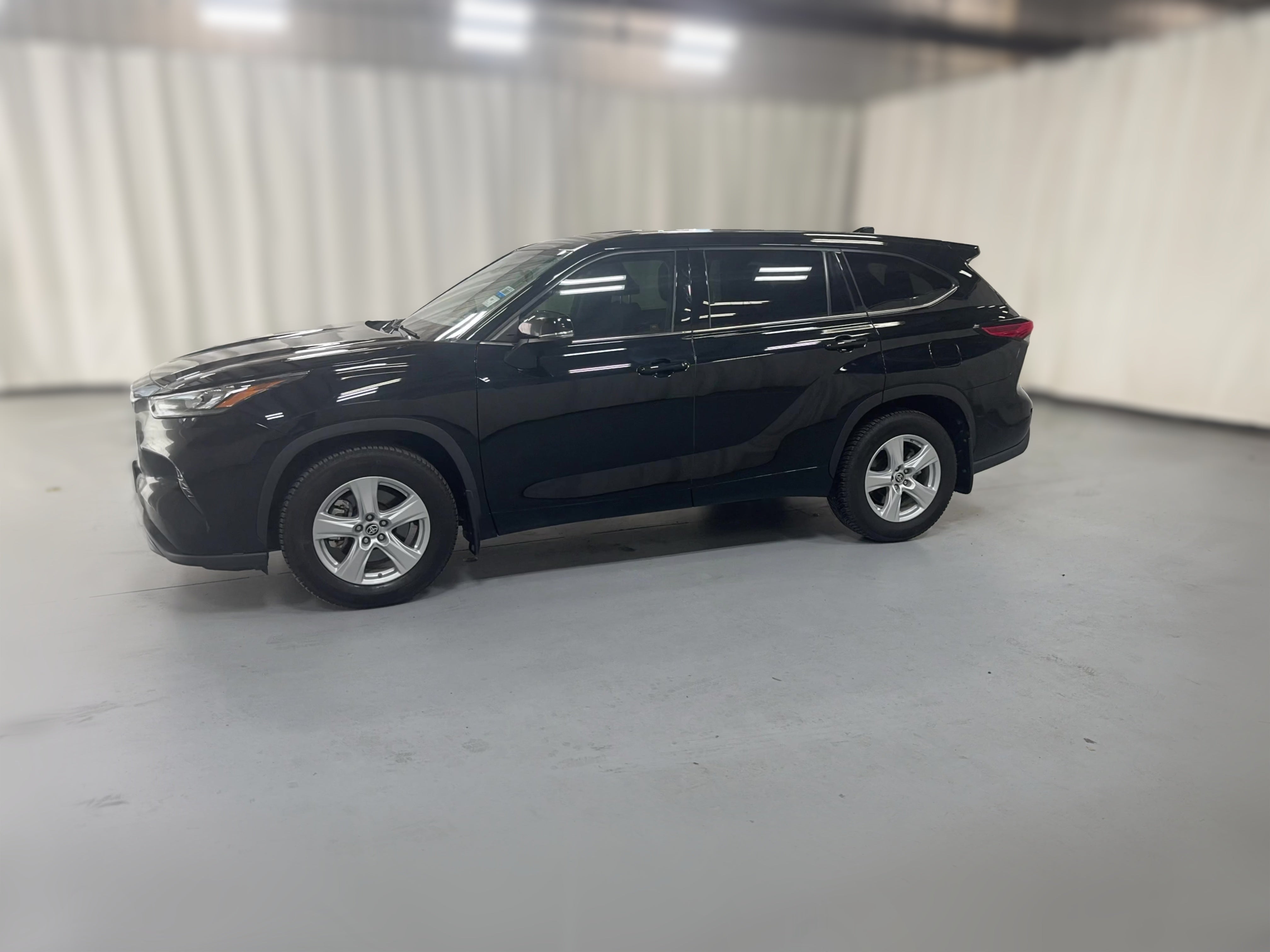 2020 Toyota Highlander LE - Photo 27