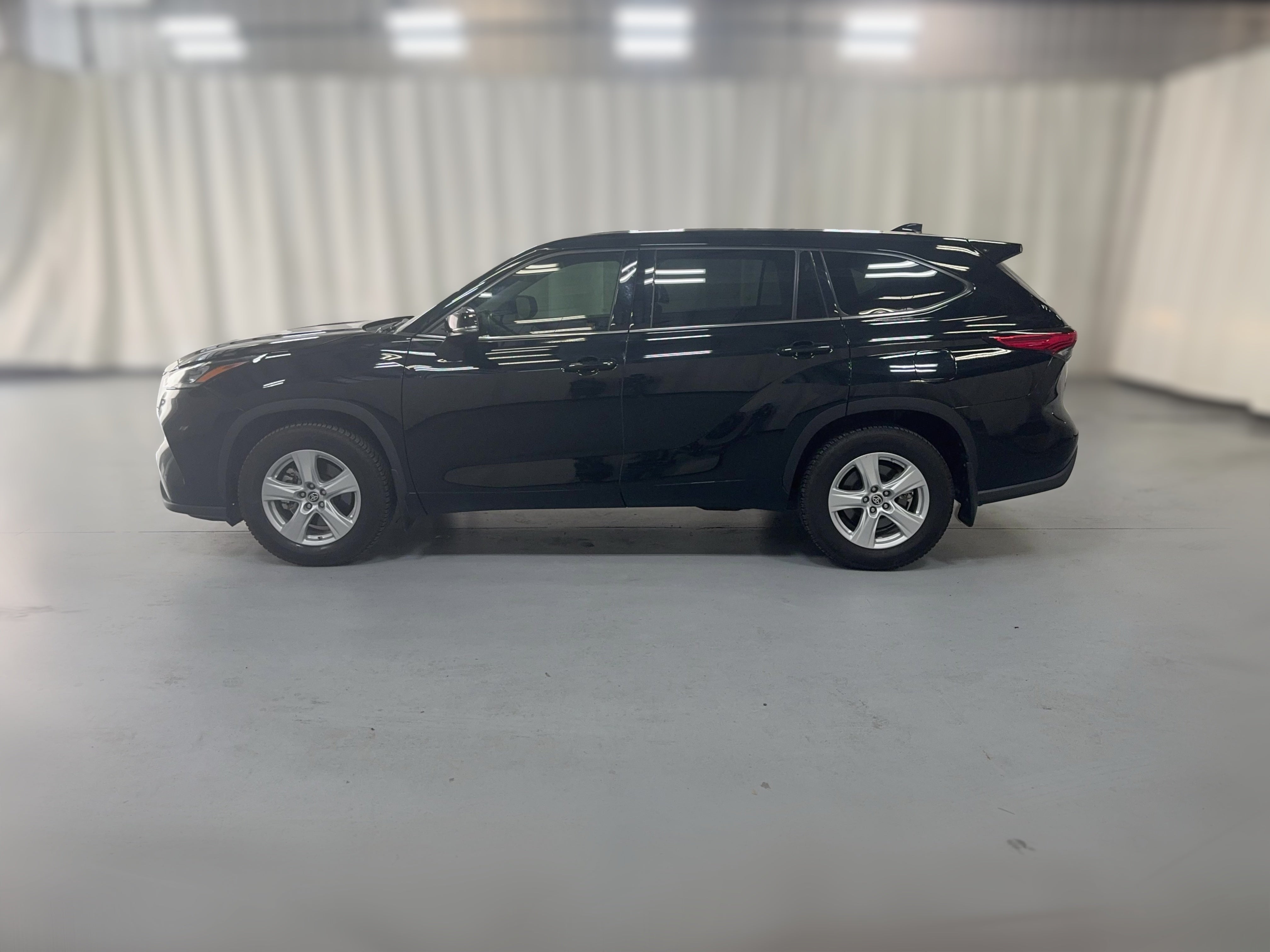 2020 Toyota Highlander LE - Photo 28