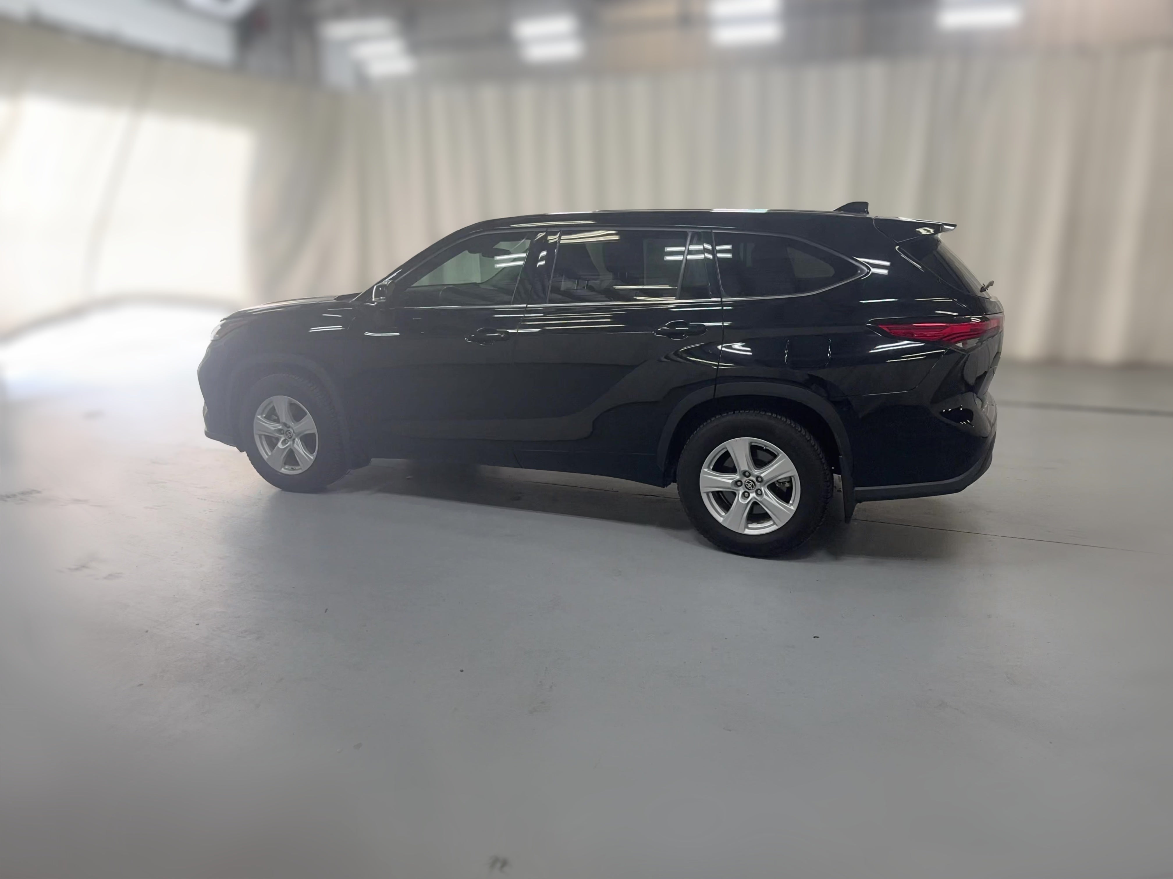 2020 Toyota Highlander LE - Photo 29