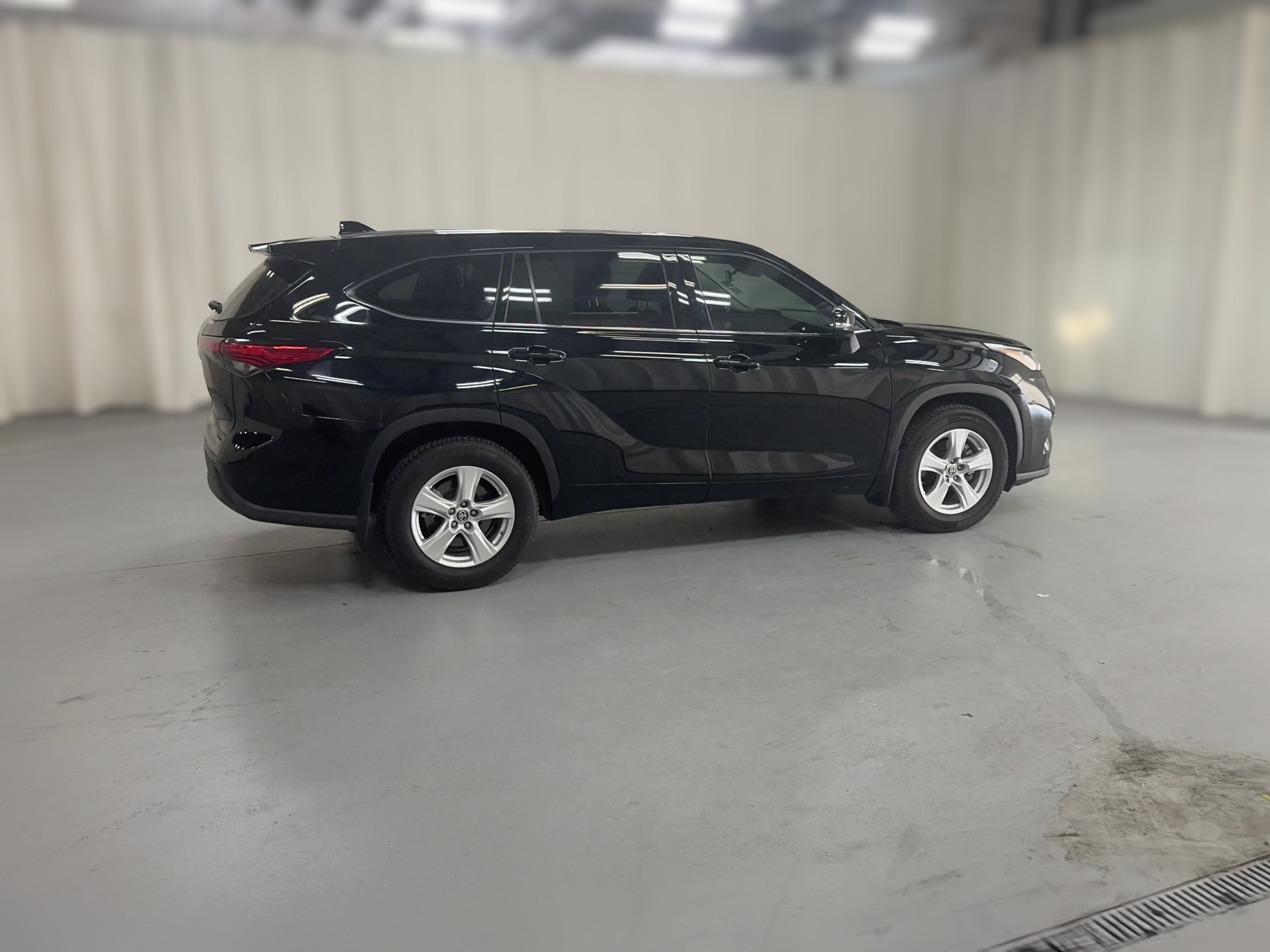 2020 Toyota Highlander LE - Photo 35