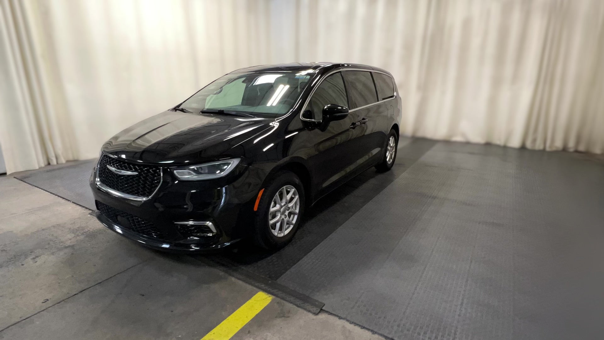 2025 Chrysler Pacifica vehicle photo