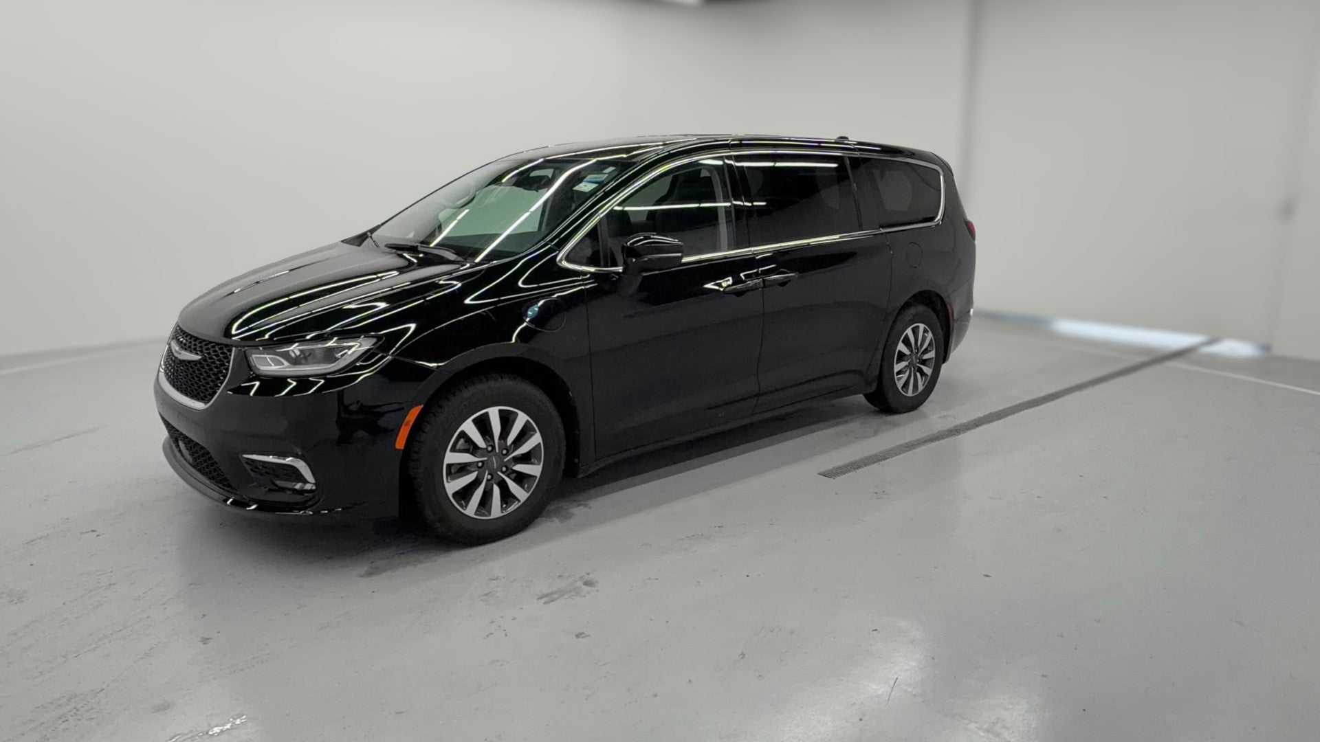 2024 Chrysler Pacifica Hybrid vehicle photo
