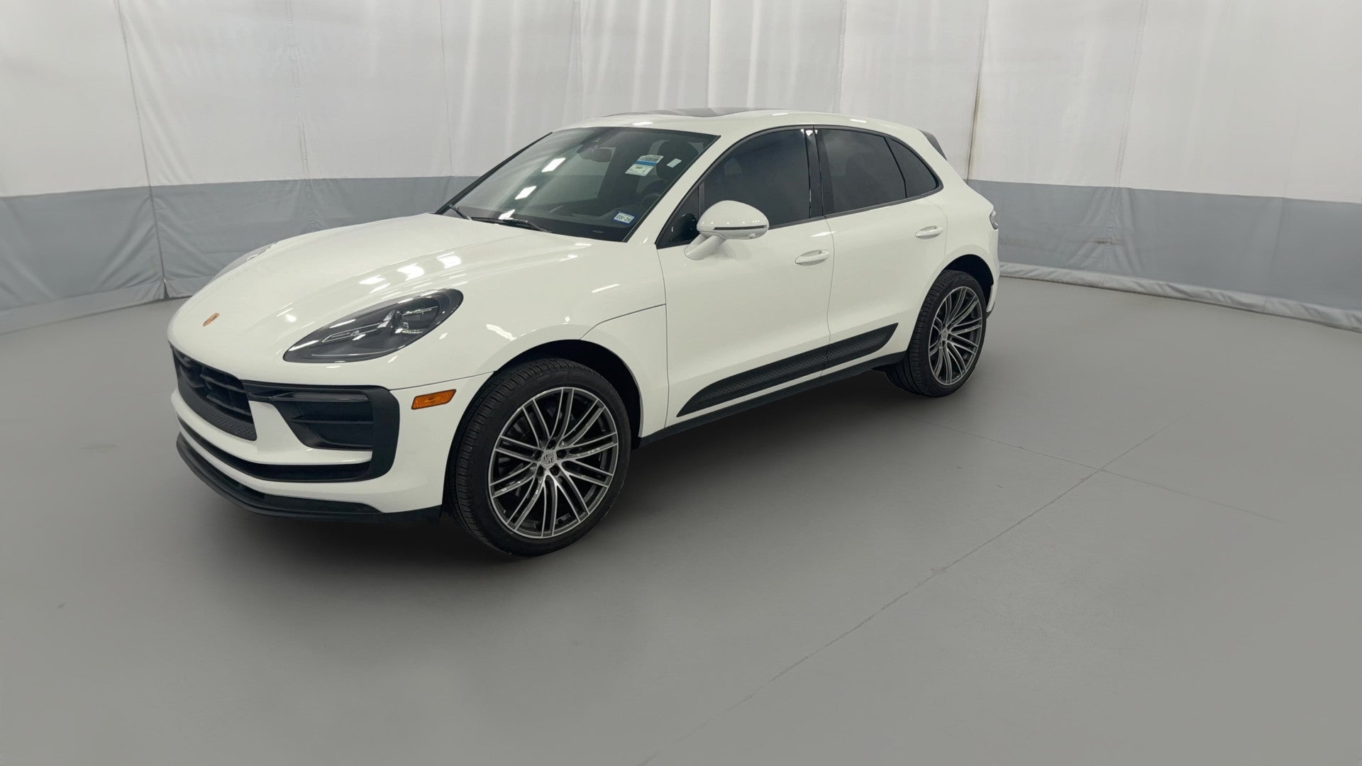2023 Porsche Macan vehicle photo