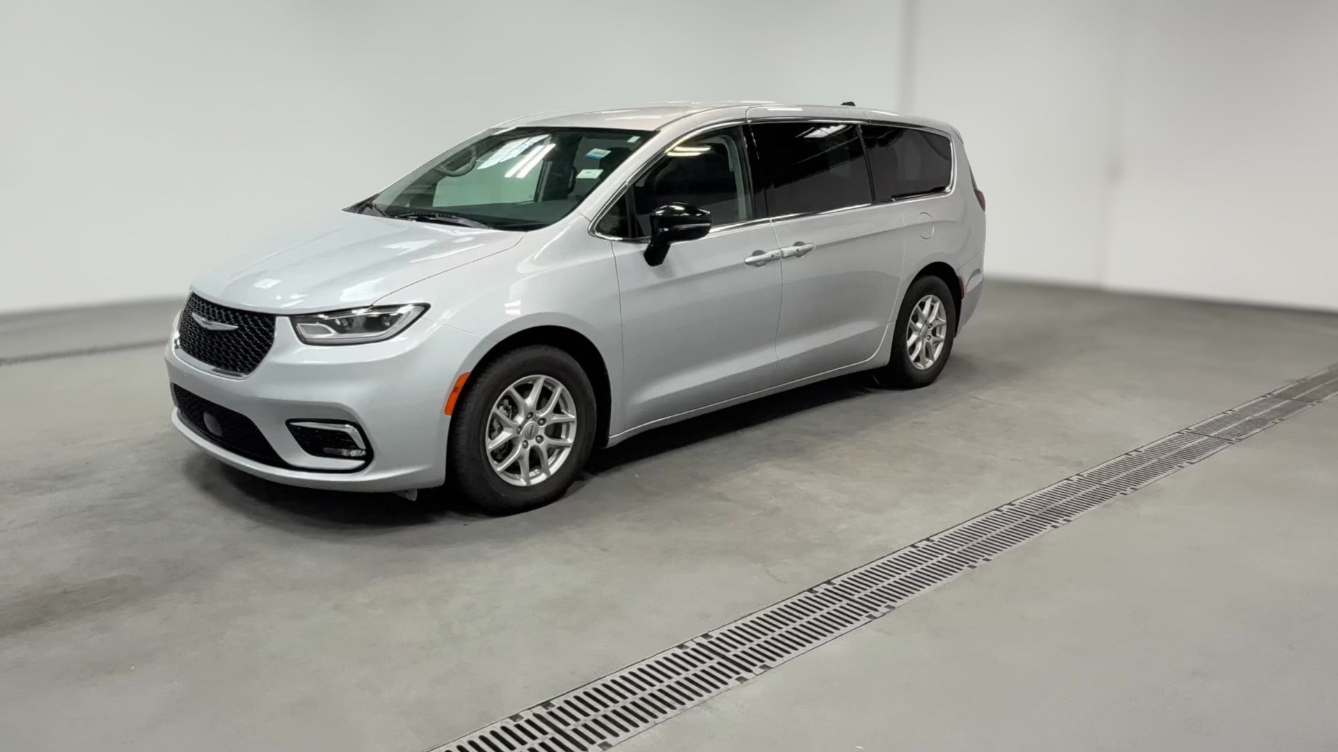 2024 Chrysler Pacifica vehicle photo