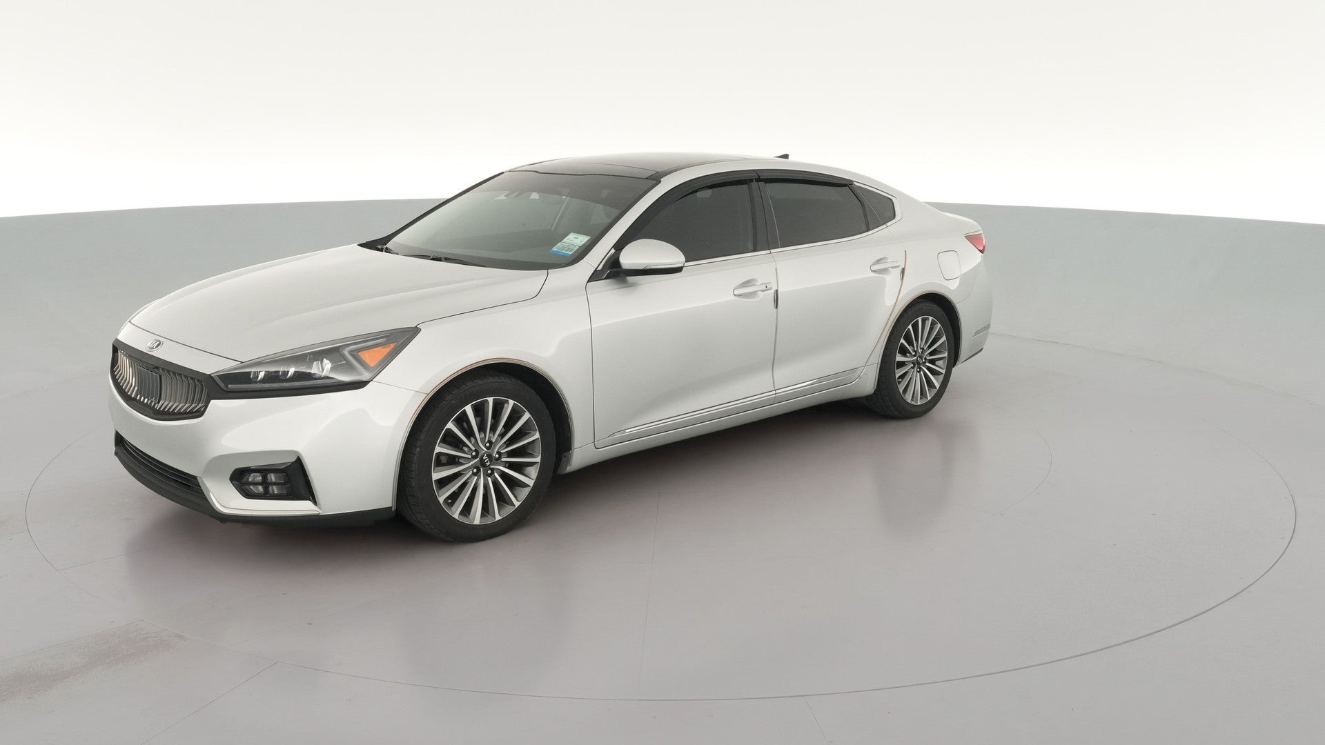 2017 Kia Cadenza vehicle photo