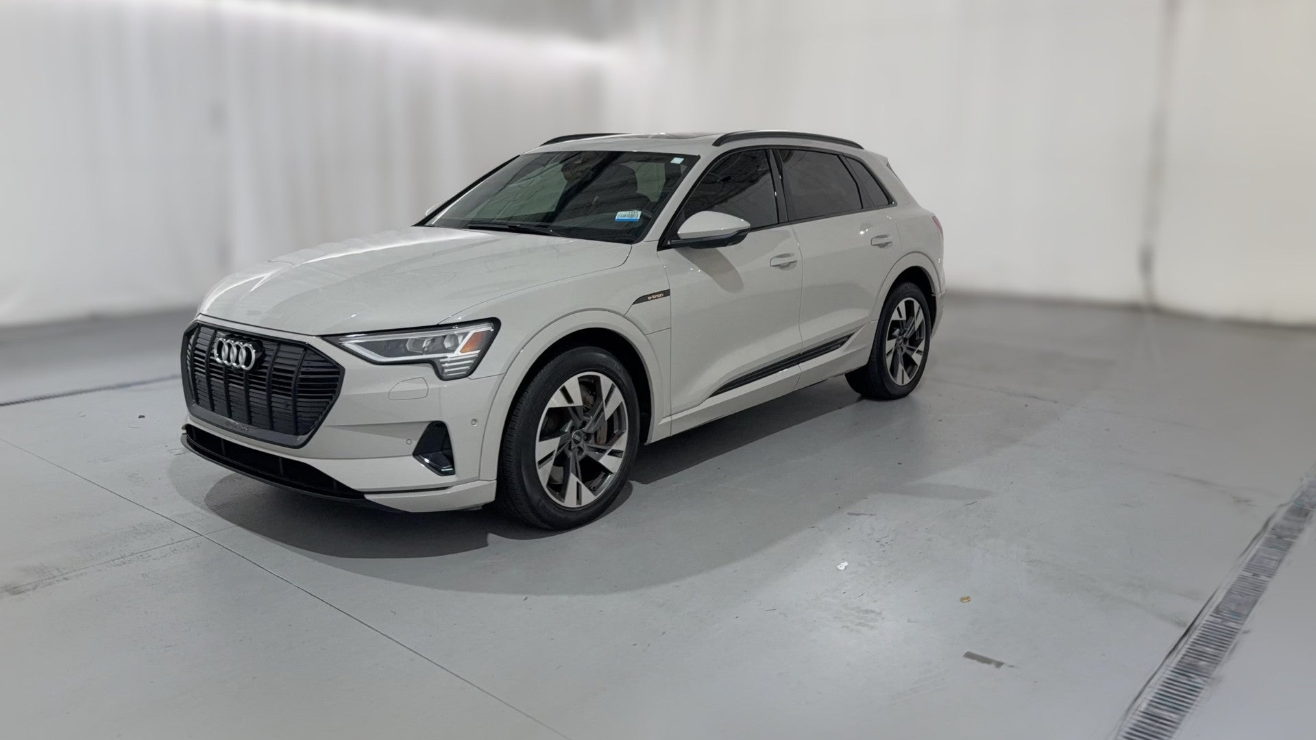 2022 Audi e-tron vehicle photo