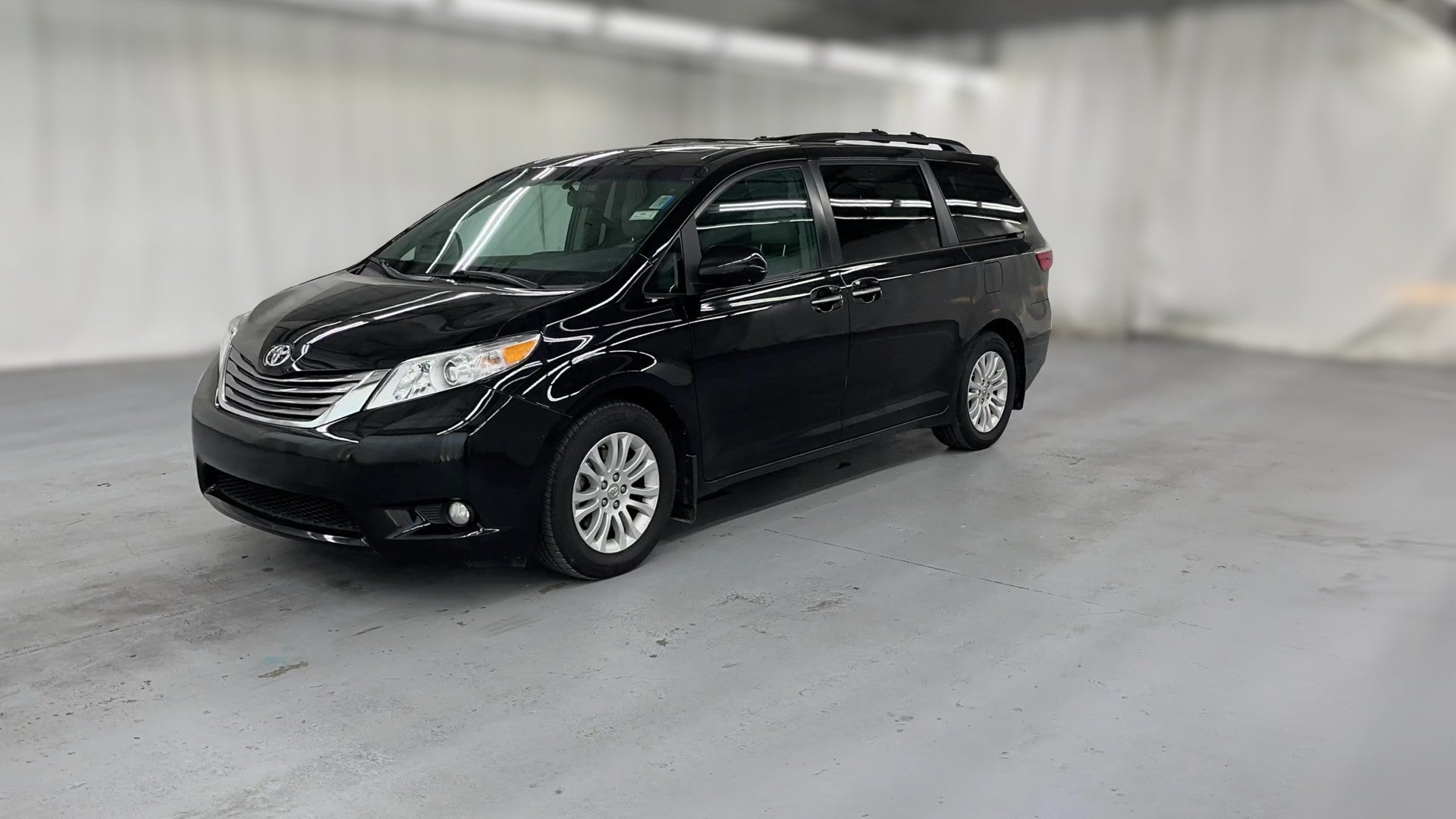 2017 Toyota Sienna vehicle photo