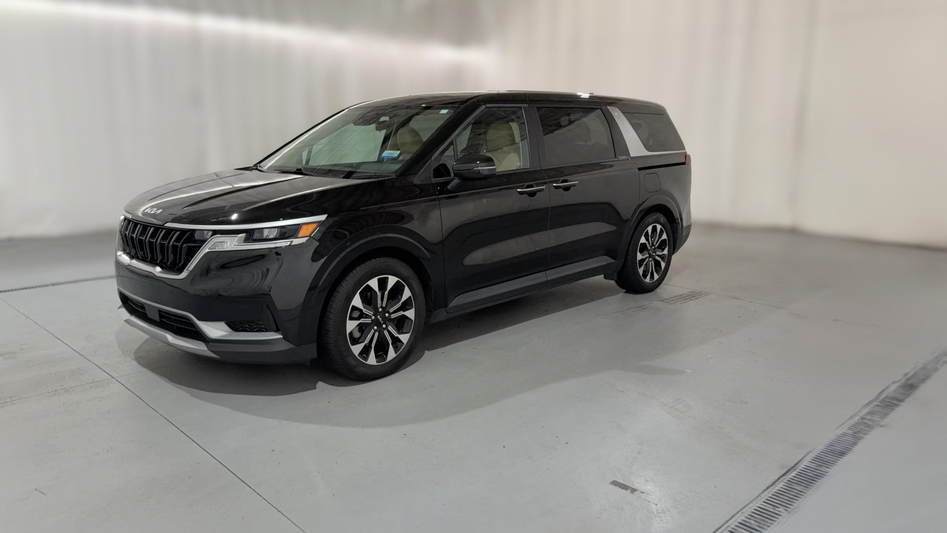 2024 Kia Carnival vehicle photo