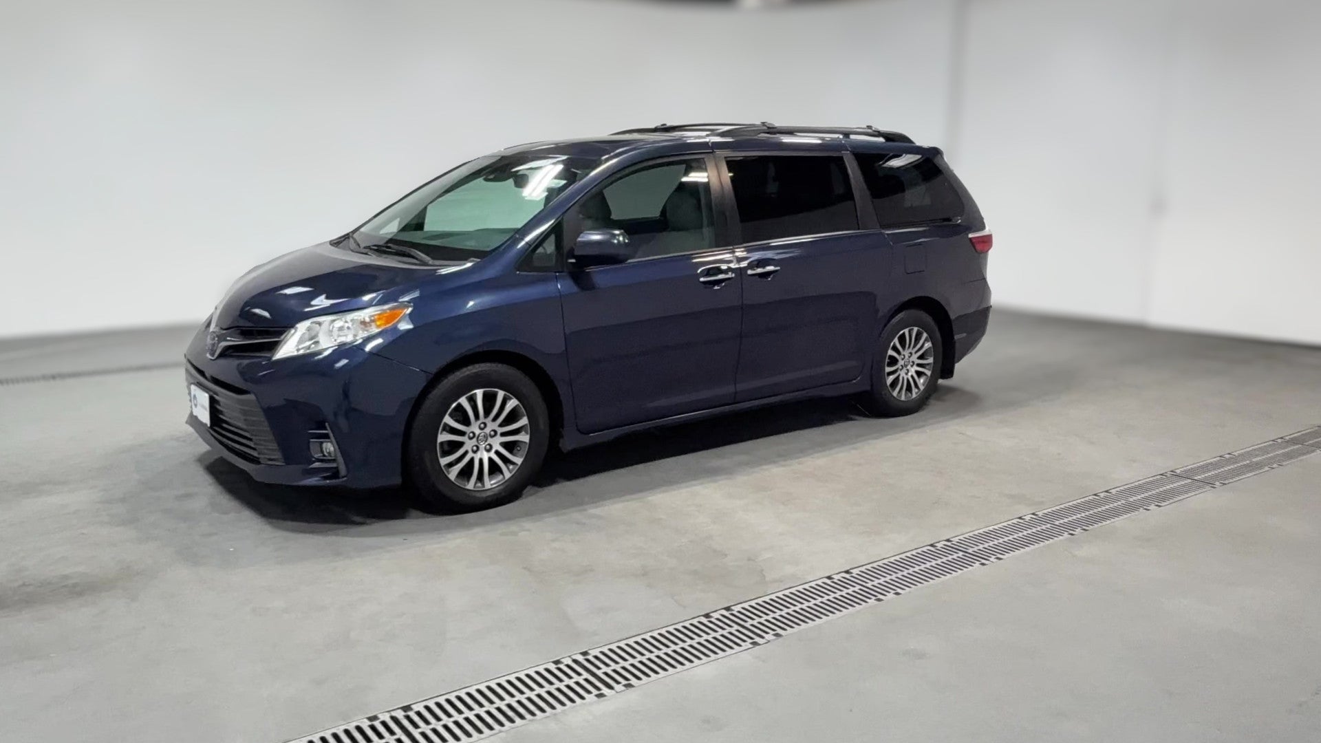 2018 Toyota Sienna vehicle photo