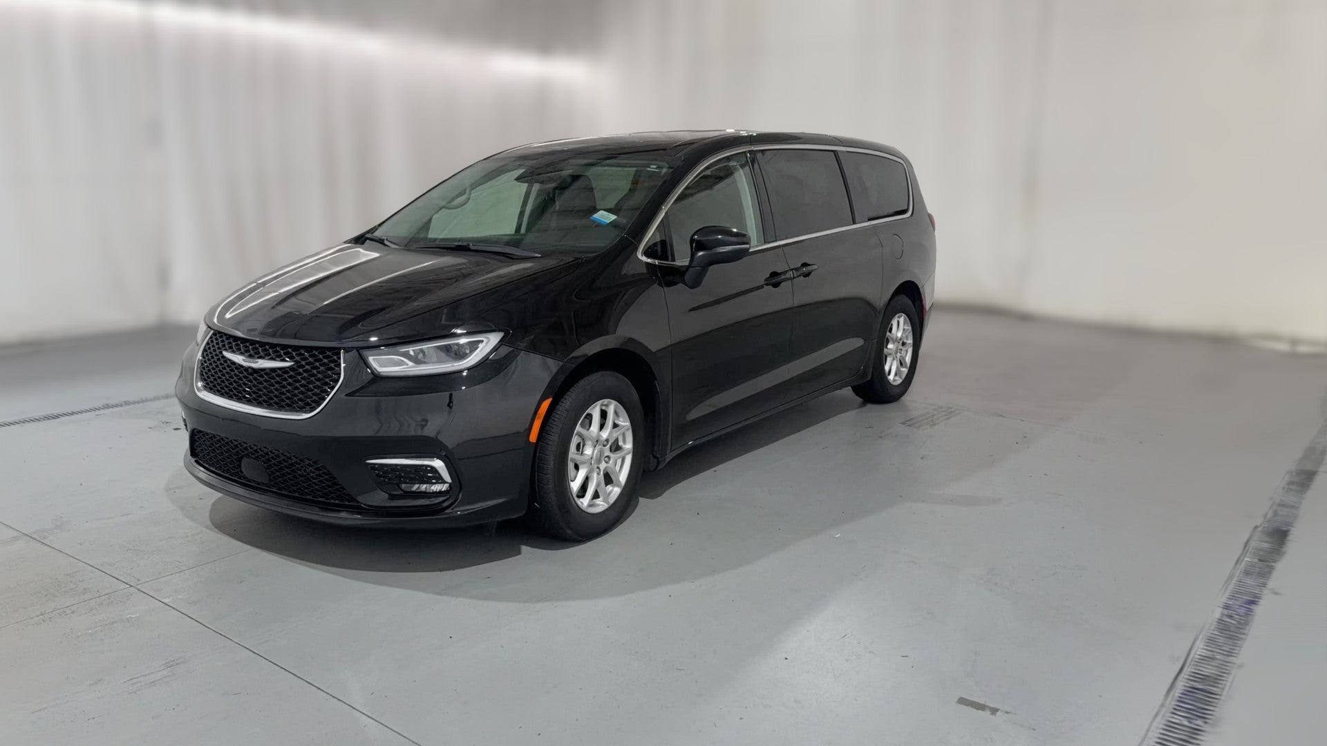 2023 Chrysler Pacifica vehicle photo