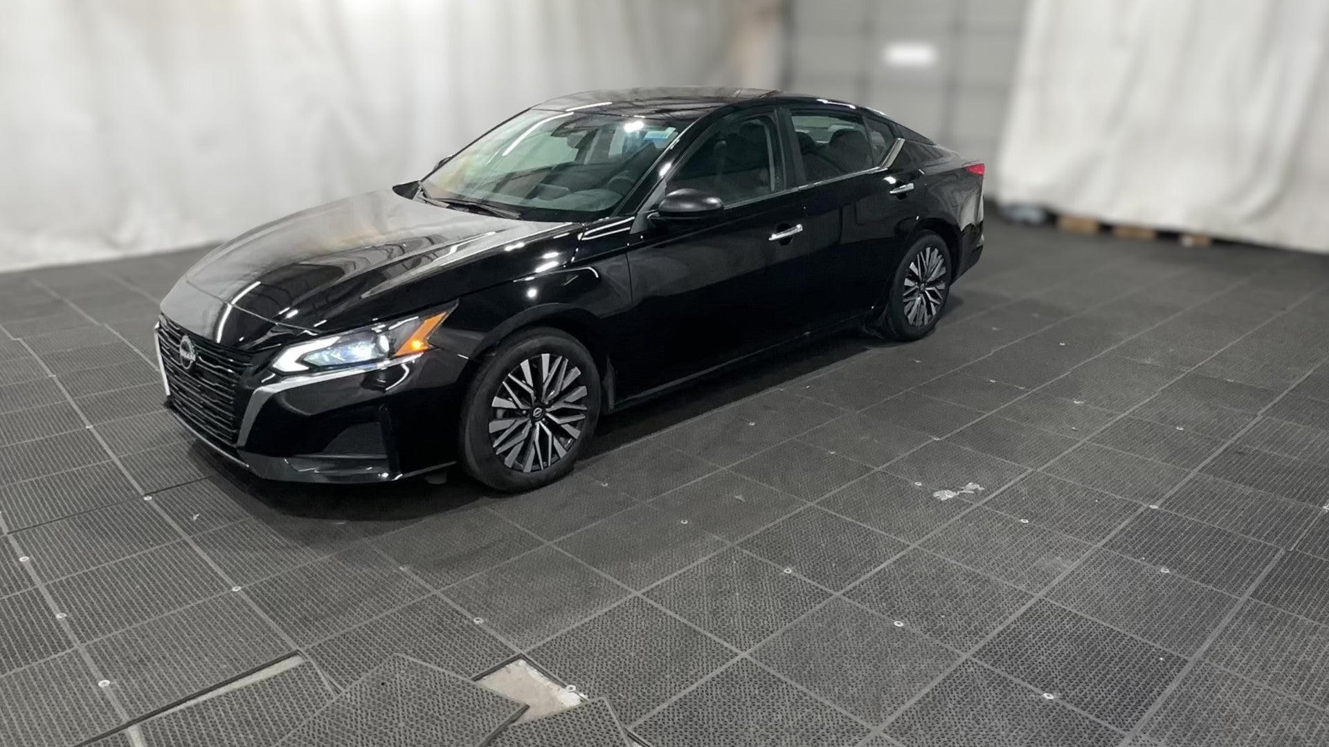 2025 Nissan Altima vehicle photo