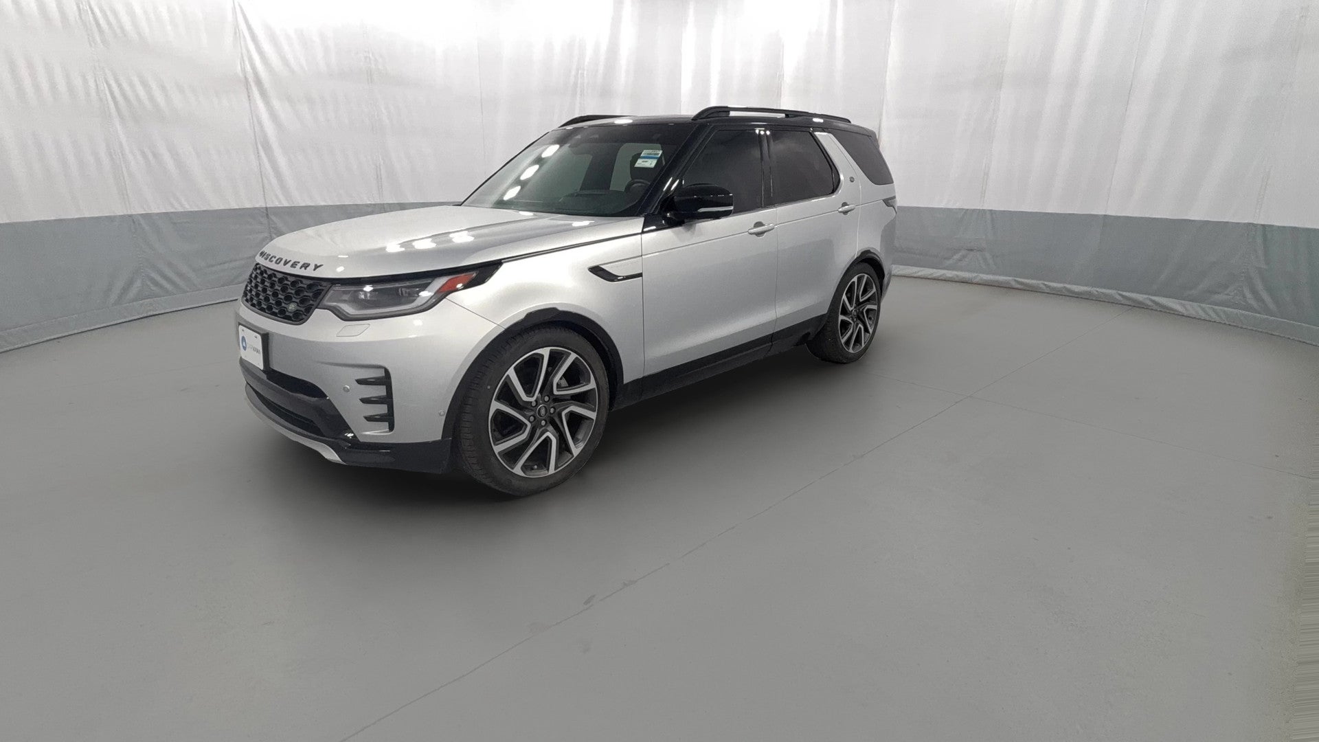 2024 Land Rover Discovery vehicle photo